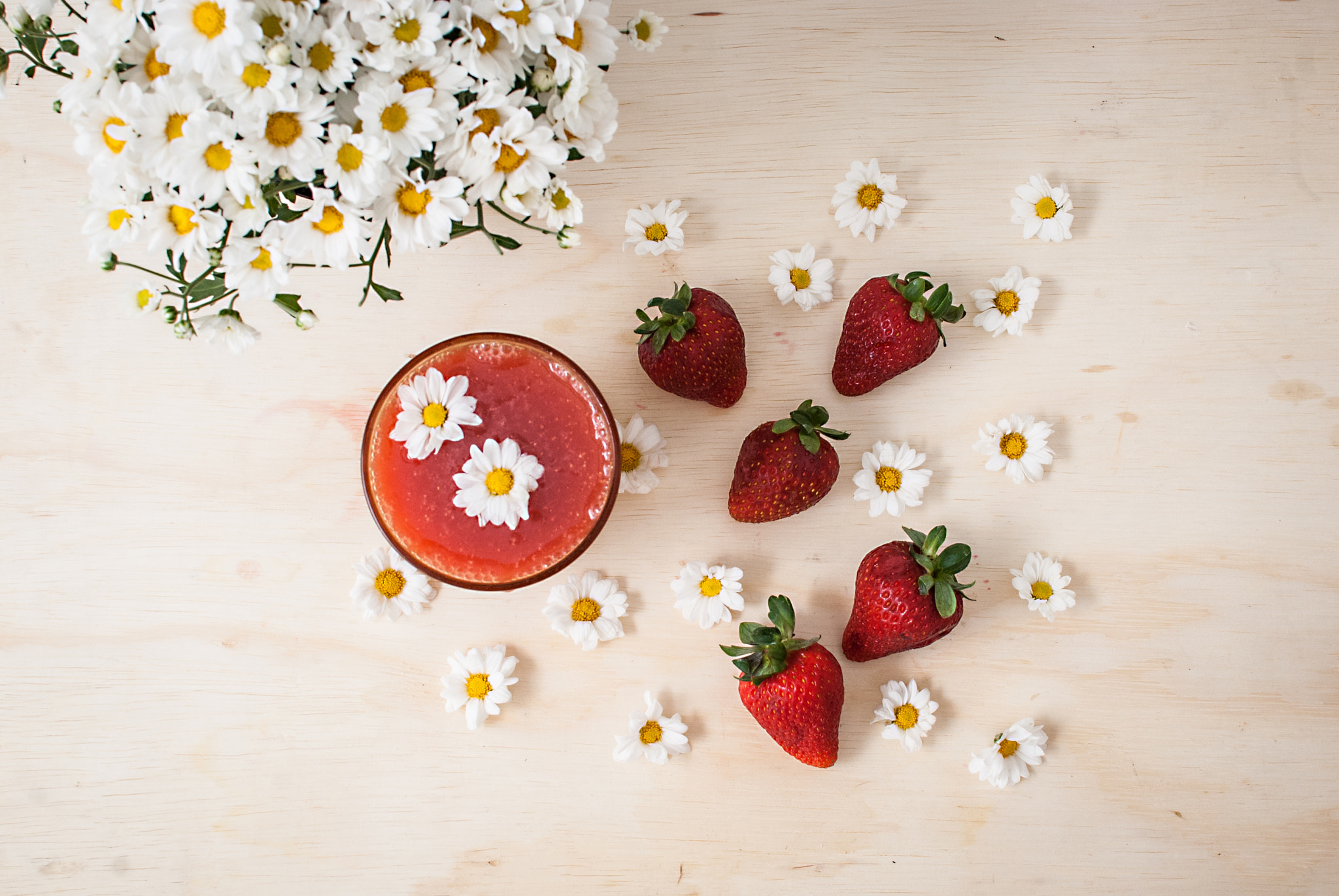 Nikon D40X + Nikon AF-S DX Nikkor 35mm F1.8G sample photo. Strawberry juice photography