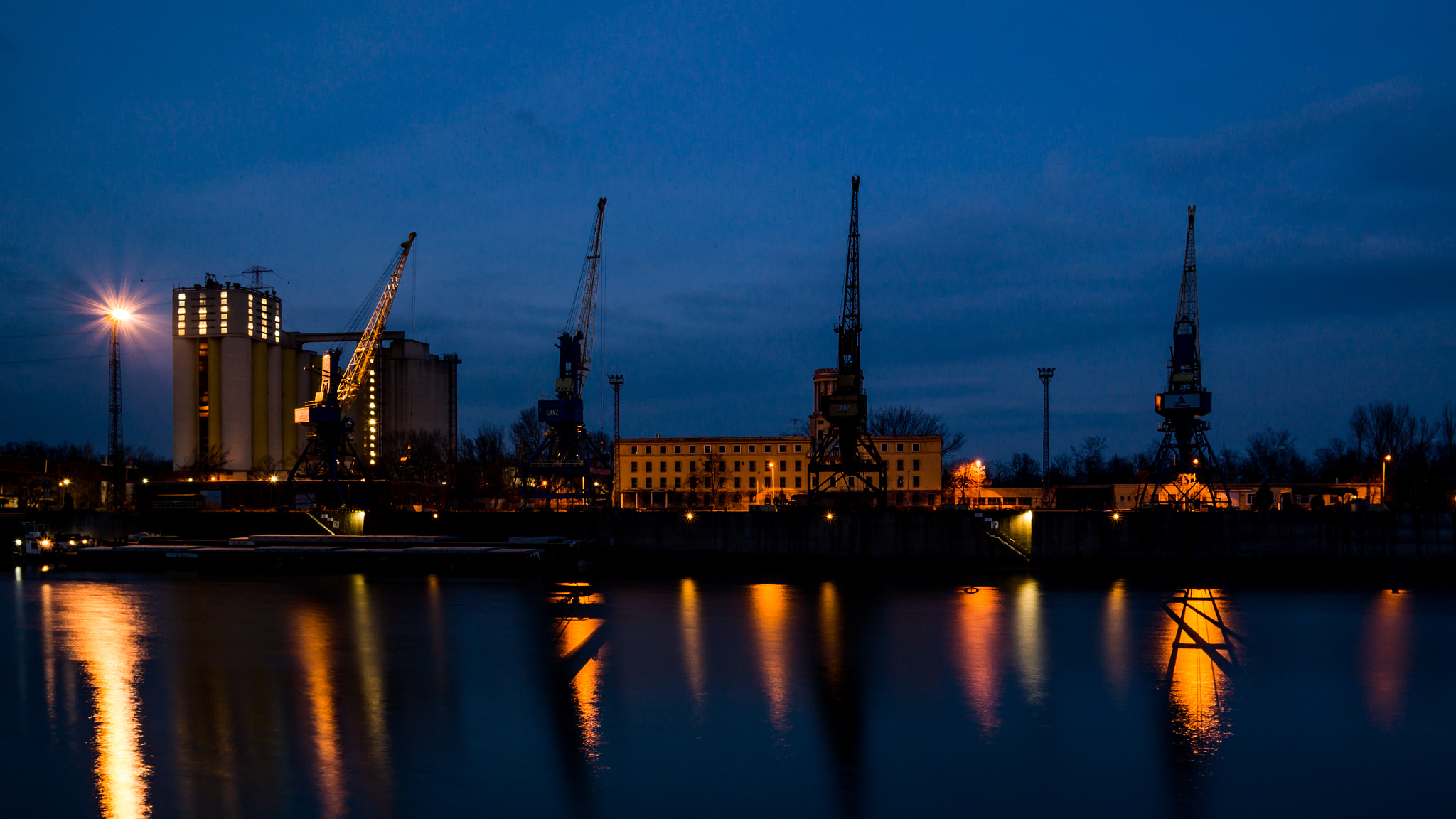 Samsung NX30 + Samsung NX 16mm F2.4 Pancake sample photo. Harbour at night photography