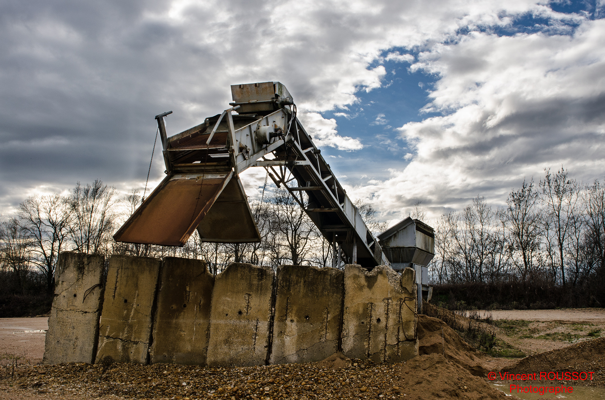 Sigma 24-70mm F2.8 EX DG HSM sample photo. A grain of sand is enough to block a machine photography