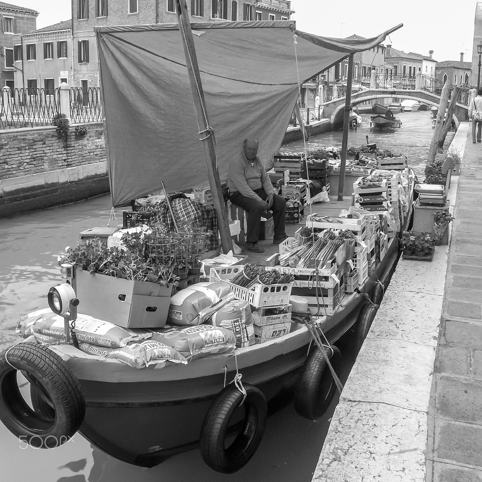 KONICA MINOLTA DiMAGE A2 sample photo. Vegetables by boat photography