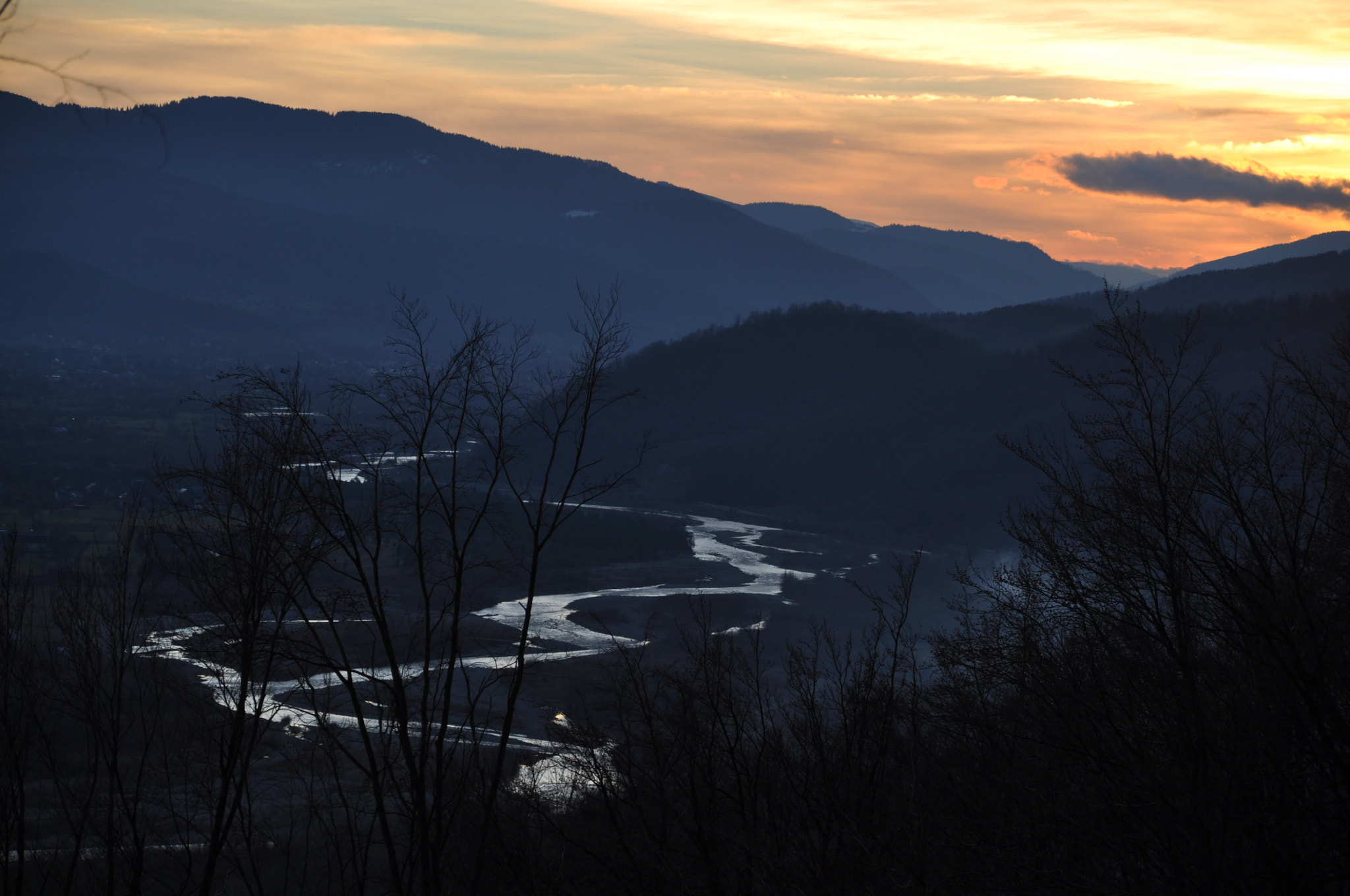 Nikon D5000 + Sigma 18-200mm F3.5-6.3 DC sample photo. Valley photography