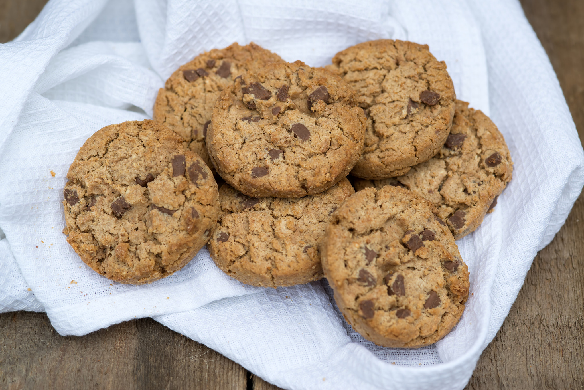 Nikon D600 + Sigma 105mm F2.8 EX DG Macro sample photo. Rustic setting with chocolate chip cookies photography