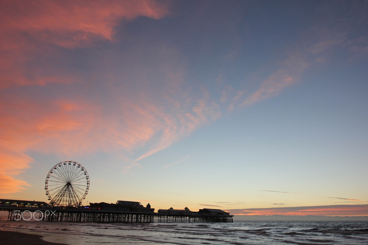 Canon EOS 550D (EOS Rebel T2i / EOS Kiss X4) + Canon EF 16-35mm F4L IS USM sample photo. Blackpool night photography