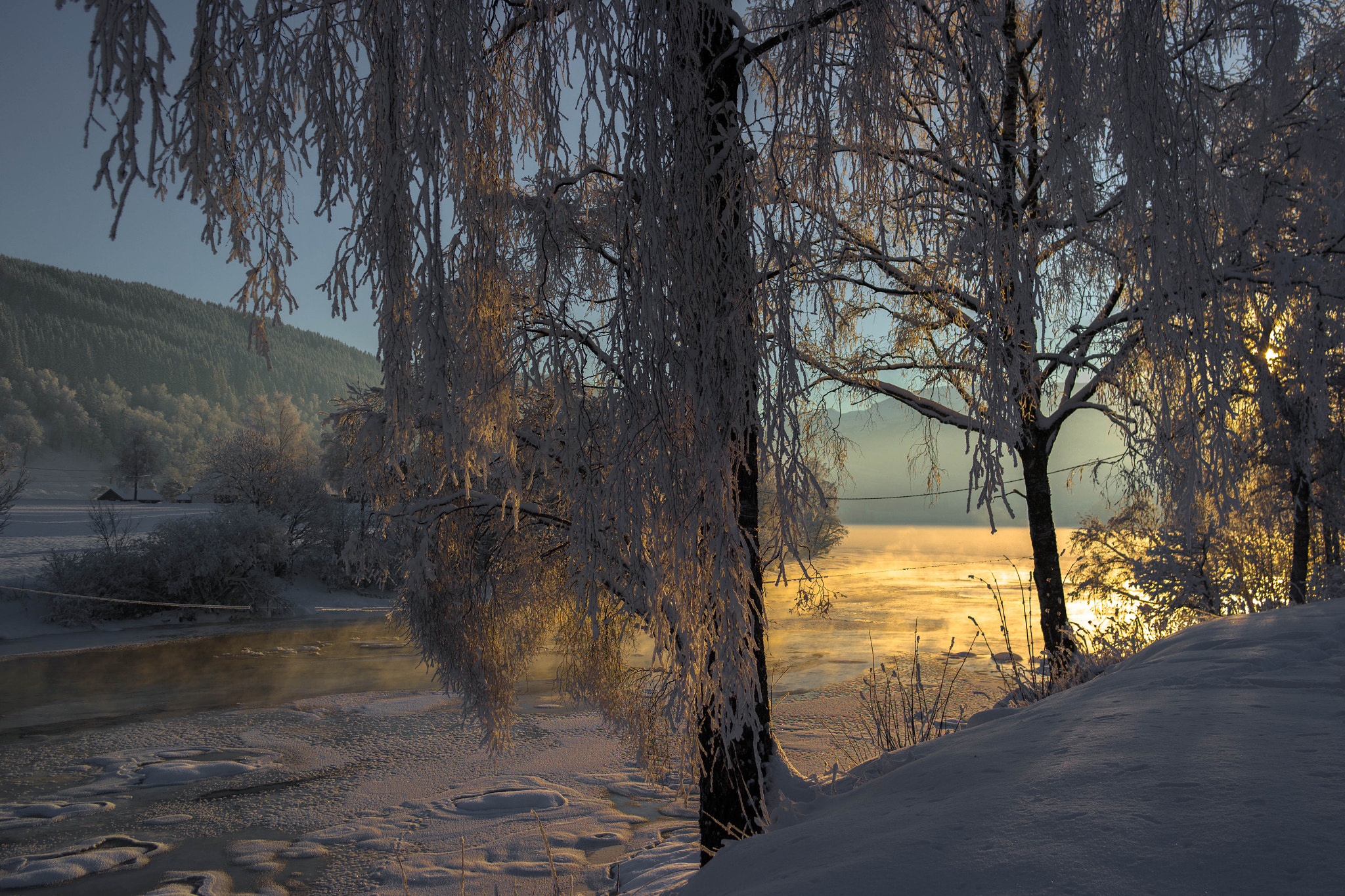 Samsung NX300 + Samsung NX 20-50mm F3.5-5.6 ED sample photo. Frozen lake photography