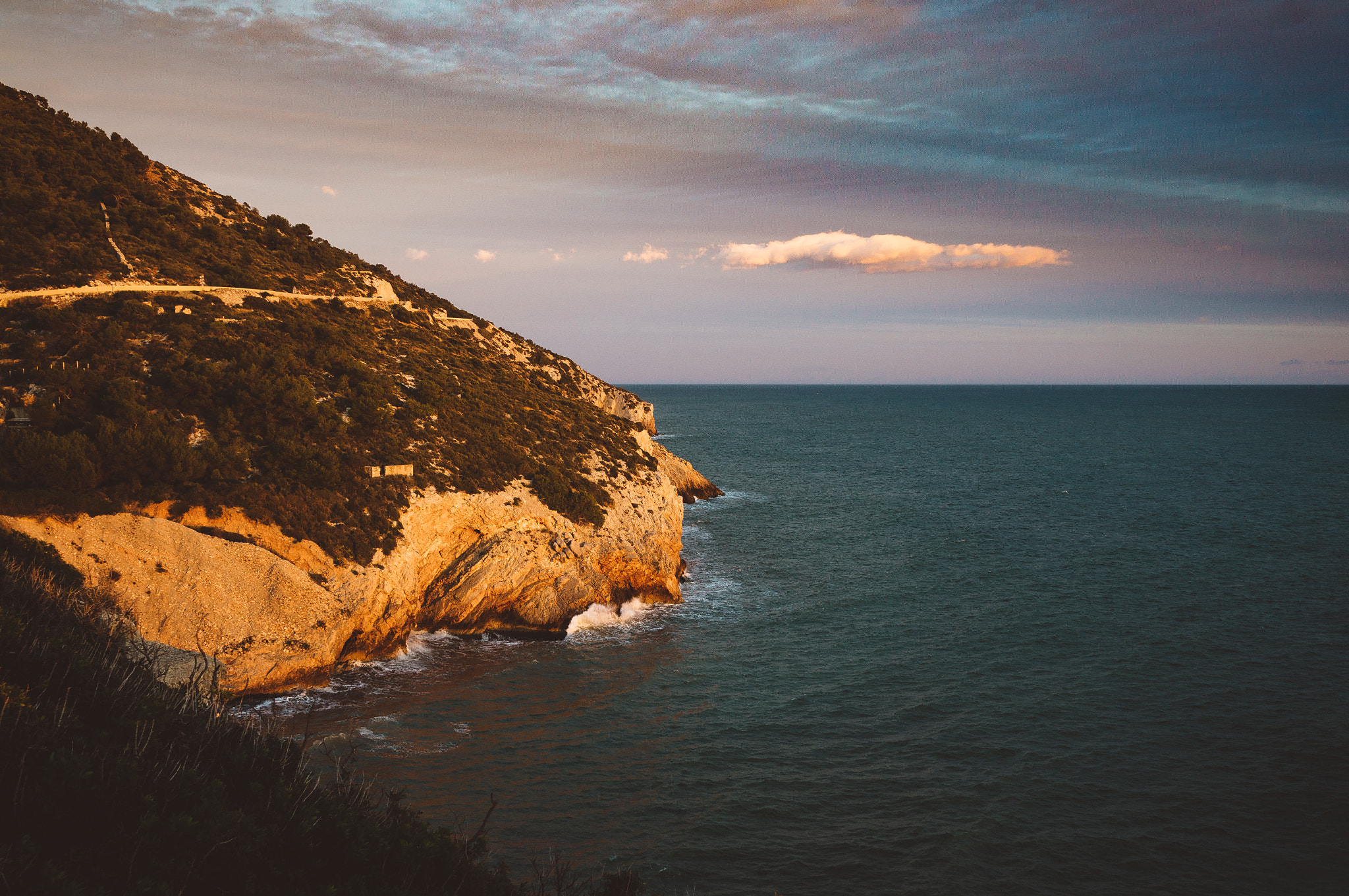 Sony Alpha NEX-6 + Sony Sonnar T* E 24mm F1.8 ZA sample photo. Where ocean meets land photography