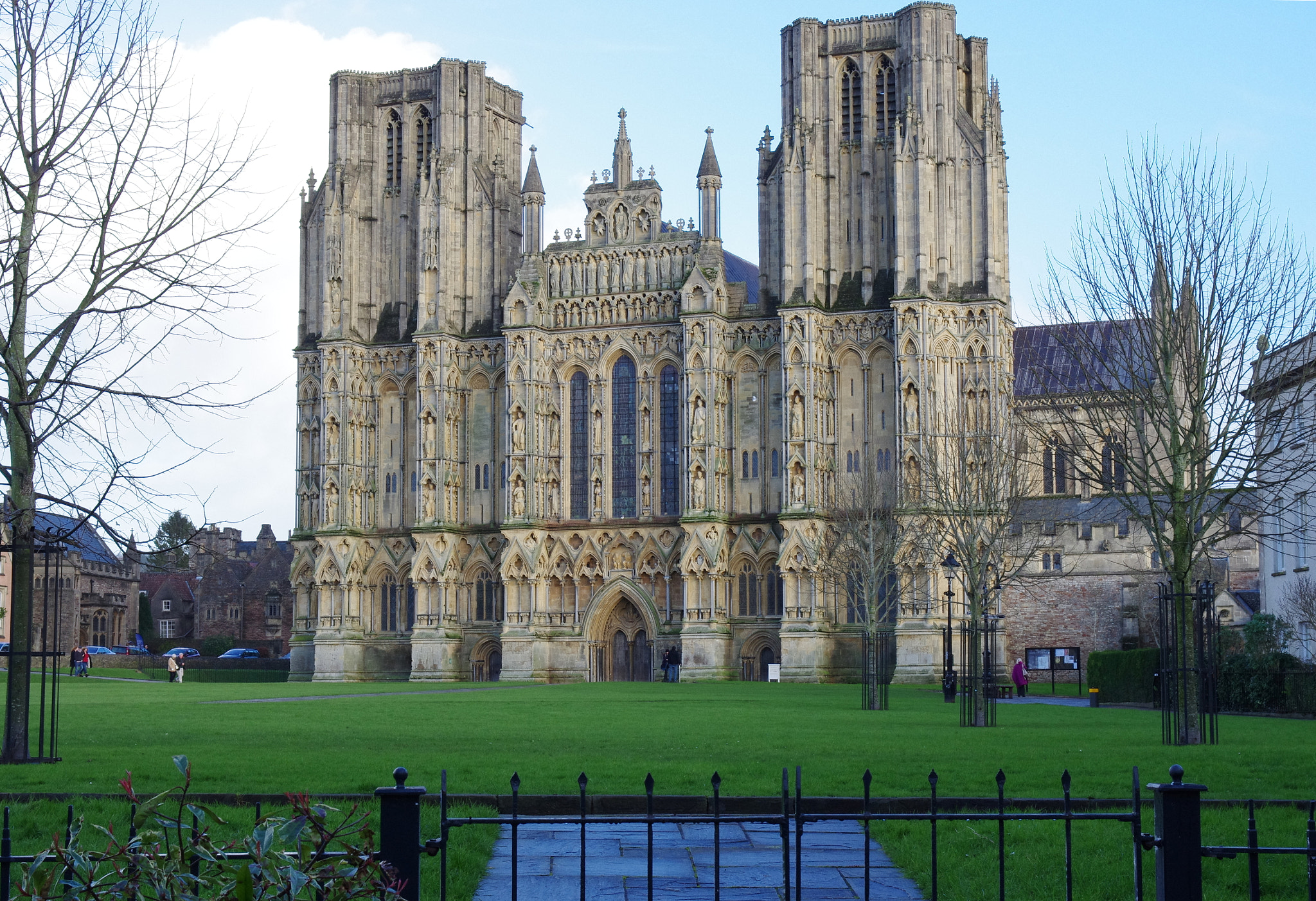 HD Pentax DA 40mm F2.8 Limited sample photo. Wells cathedral after rain photography