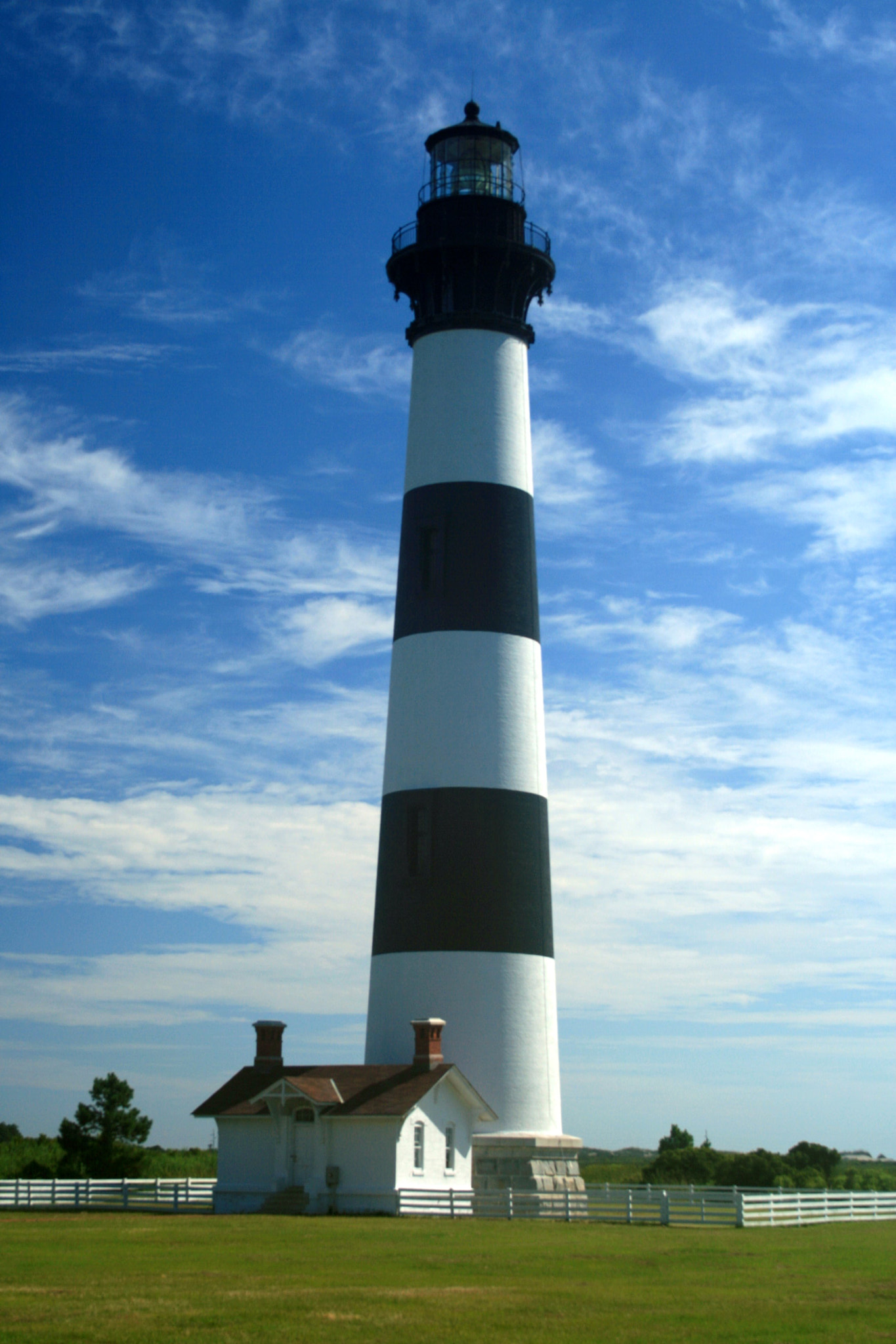 Canon EOS 400D (EOS Digital Rebel XTi / EOS Kiss Digital X) + Canon EF-S 18-55mm f/3.5-5.6 USM sample photo. Bodie island lighthouse photography