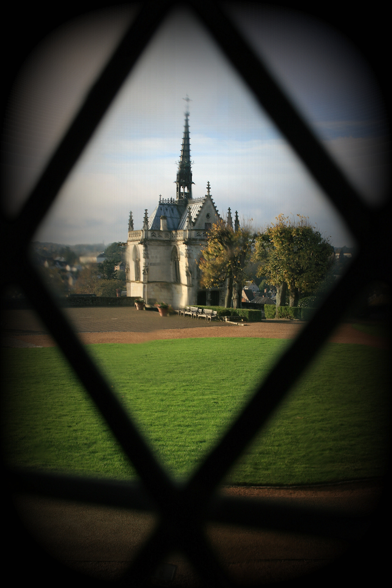 Canon EOS 400D (EOS Digital Rebel XTi / EOS Kiss Digital X) + Canon EF-S 18-55mm f/3.5-5.6 USM sample photo. Chateau d'amboise window photography