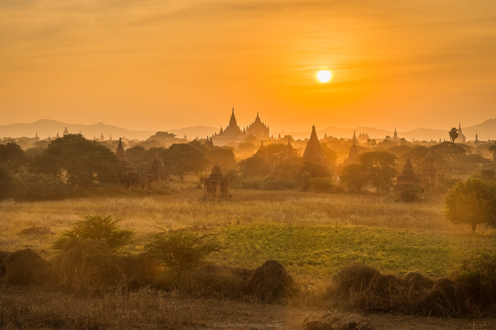 Nikon AF-S Nikkor 70-200mm F4G ED VR sample photo. Sunset in bagan, myanmar photography