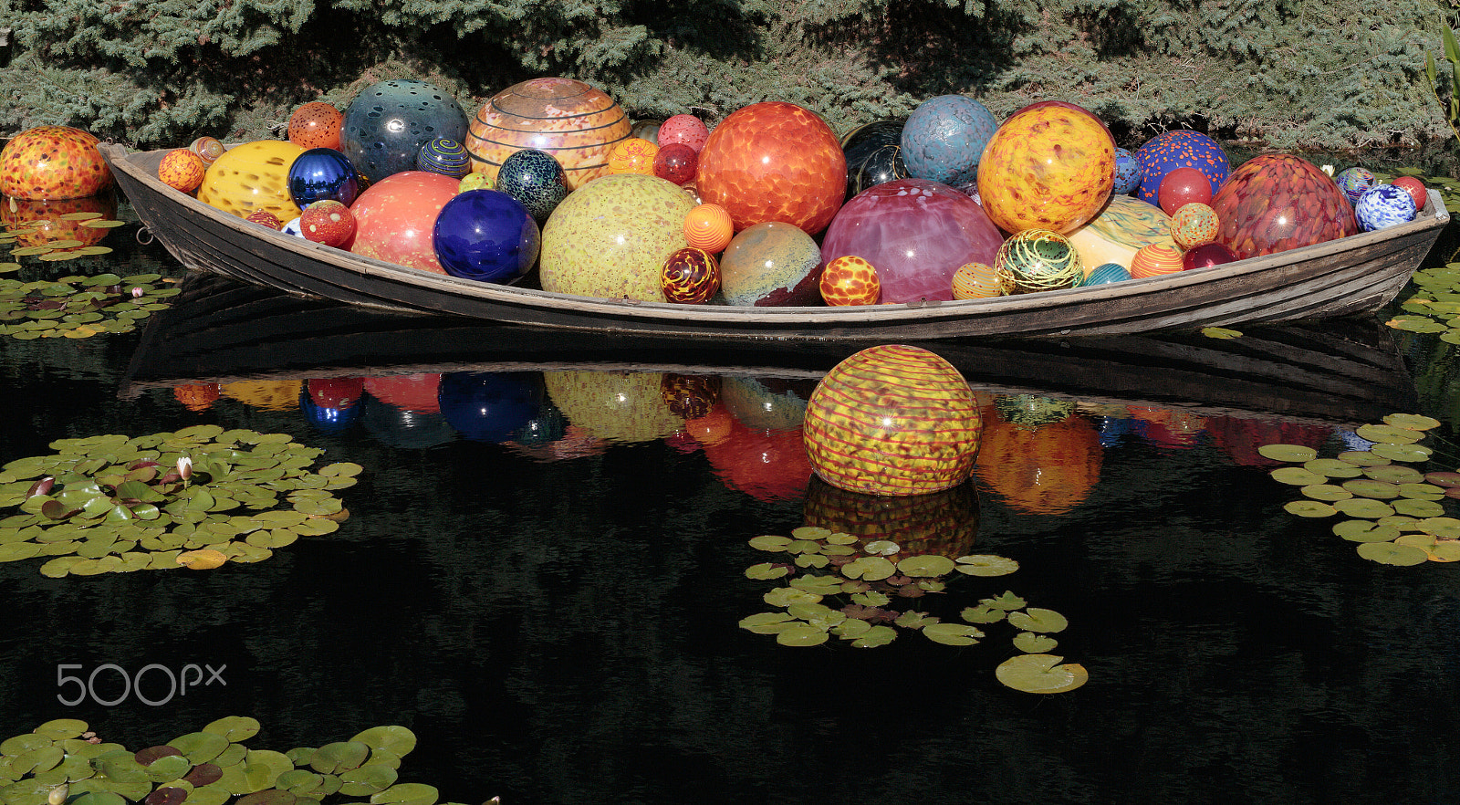 Sigma 50mm F1.4 EX DG HSM sample photo. Chihuly boat of glass photography