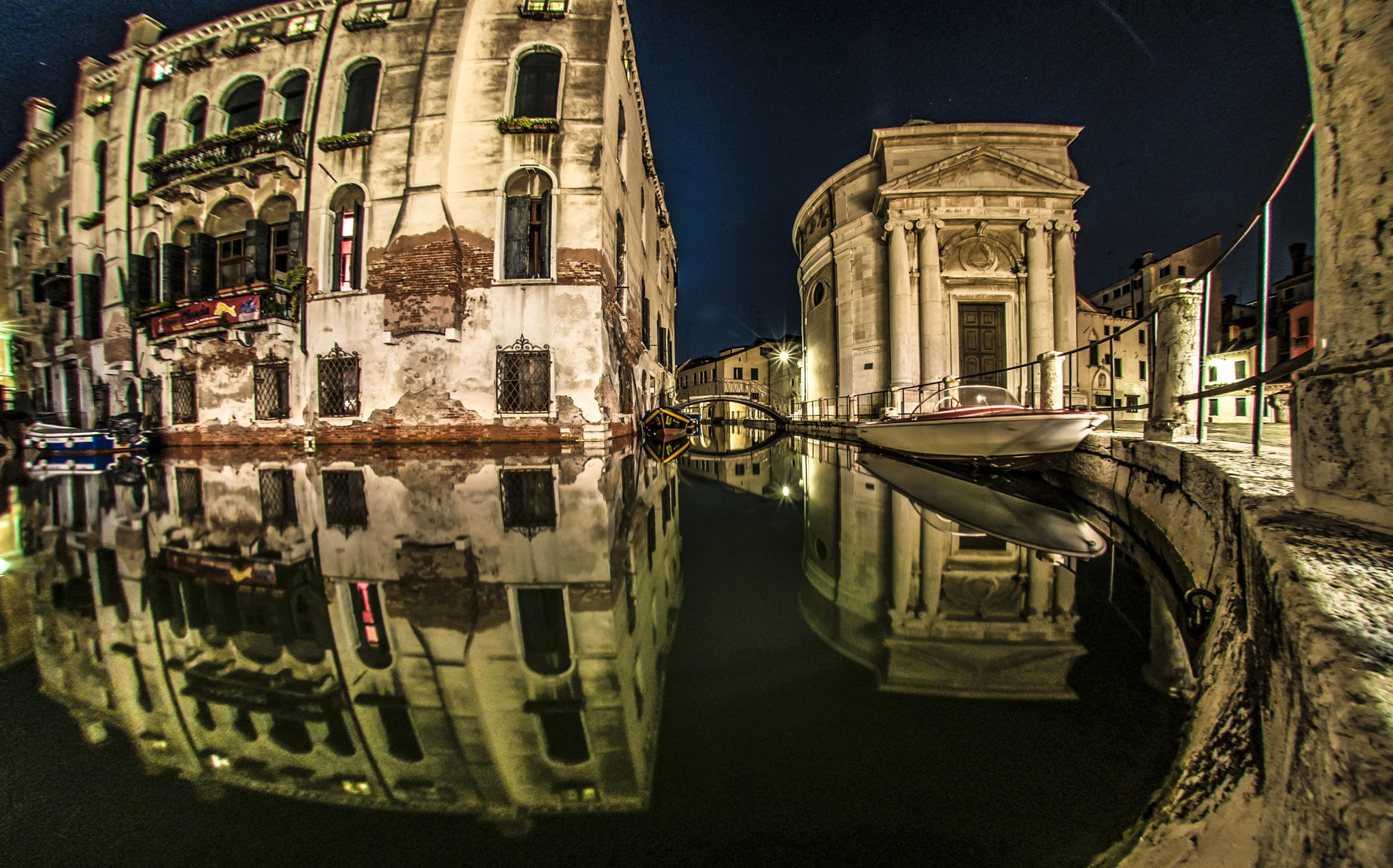Nikon AF DX Fisheye-Nikkor 10.5mm F2.8G ED sample photo. Mirror photography