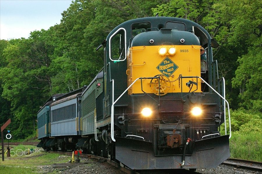 Nikon D40 sample photo. Coming into the station photography
