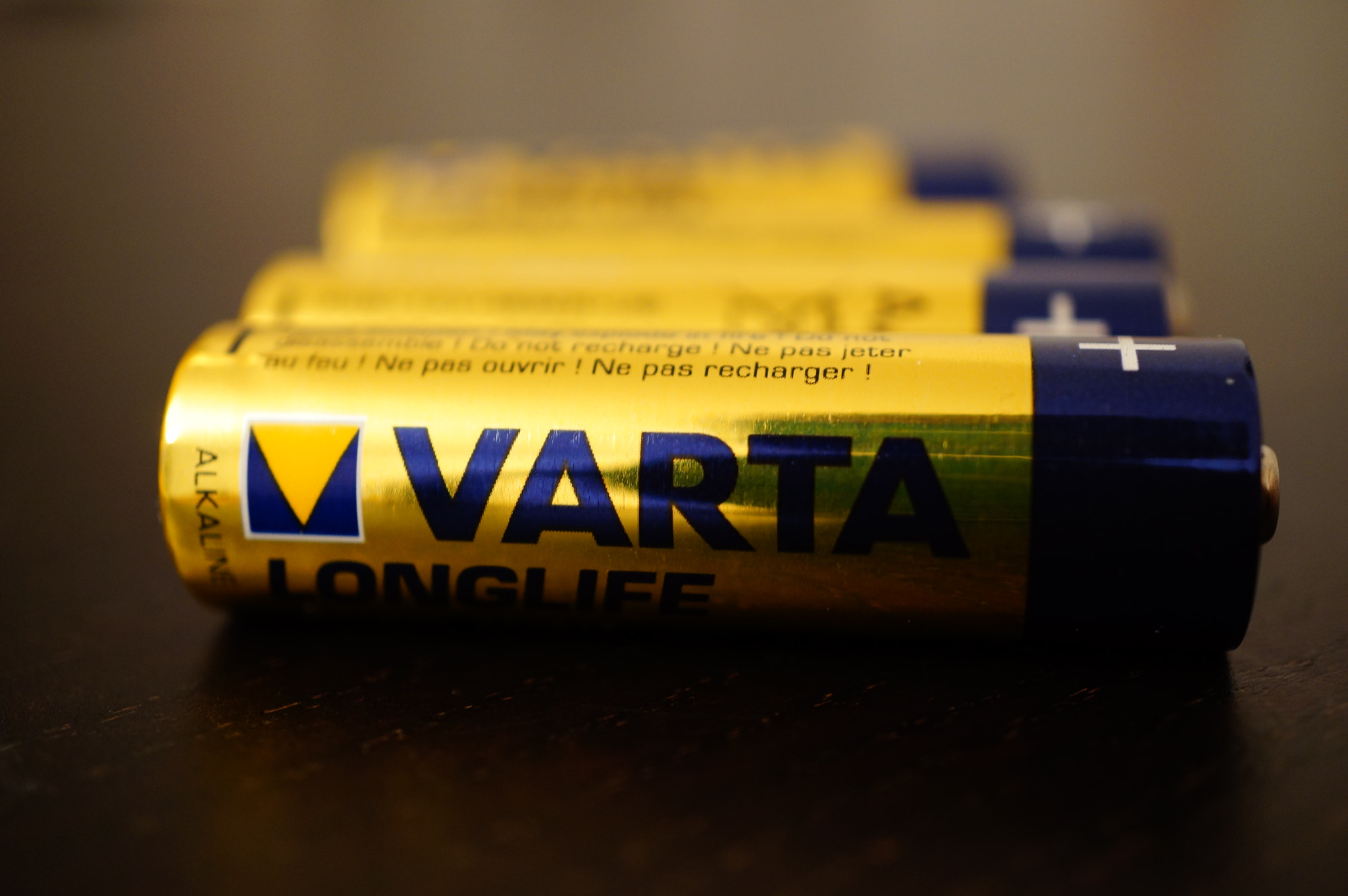 Sony Alpha NEX-6 + Sony E 30mm F3.5 Macro sample photo. Varta batteries photography