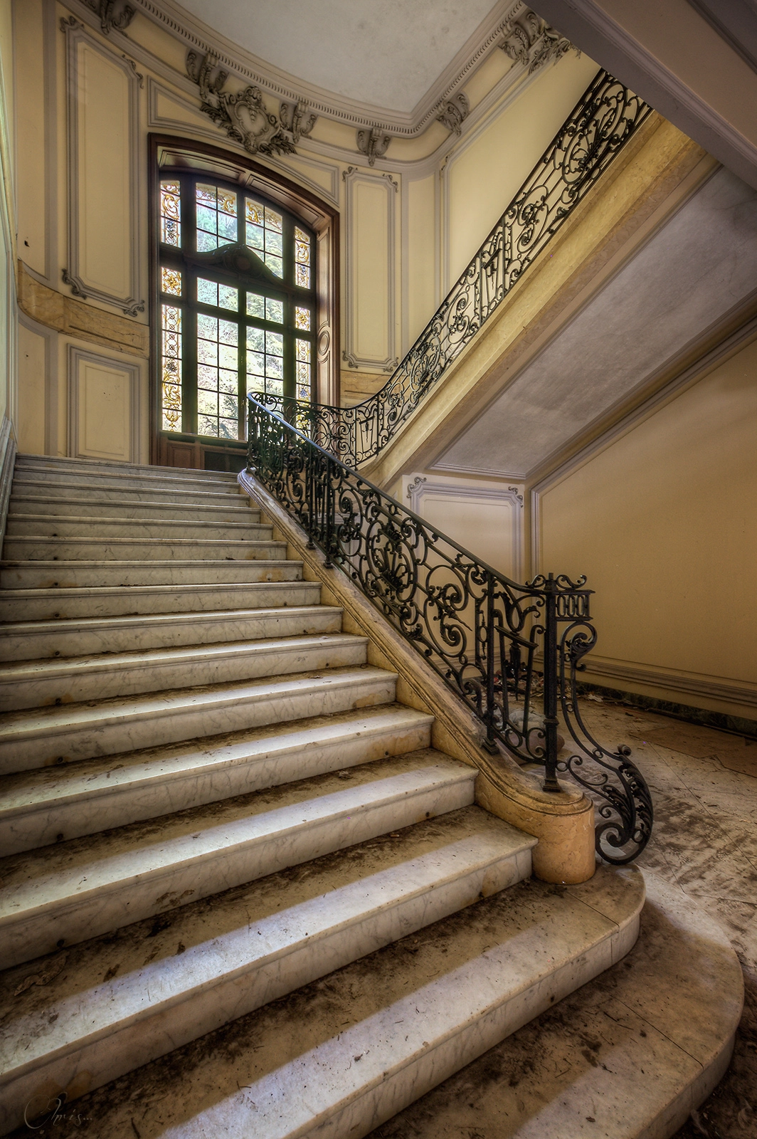 Canon EF-S 10-18mm F4.5–5.6 IS STM sample photo. The beauty of stairs photography