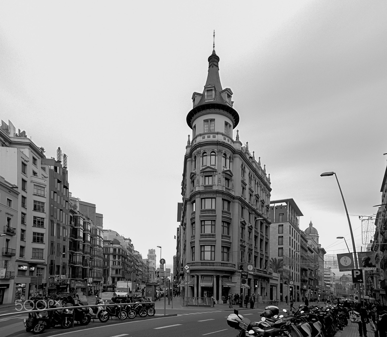 OLYMPUS M.12-50mm F3.5-6.3 sample photo. Carrer pelai, barcelona photography
