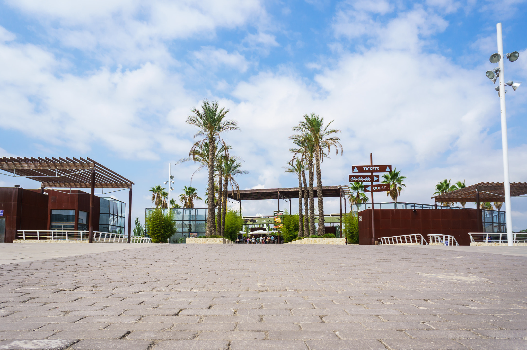 Sony Alpha NEX-6 + Sony E 16mm F2.8 sample photo. Entrance to the zoo photography