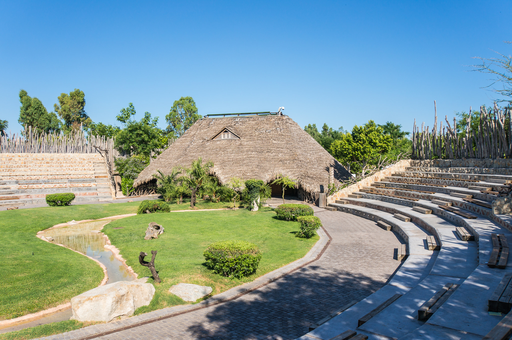 Sony Alpha NEX-6 + Sony E 18-200mm F3.5-6.3 OSS sample photo. Anphitheater zoo photography