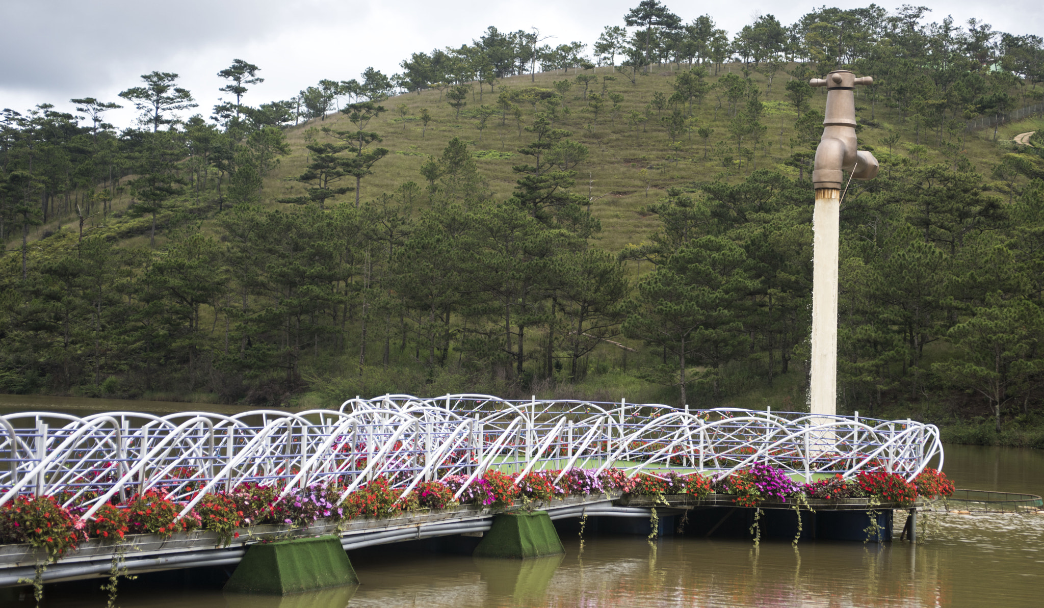 Nikon D810 + AF Zoom-Nikkor 28-85mm f/3.5-4.5 sample photo. The fountain photography