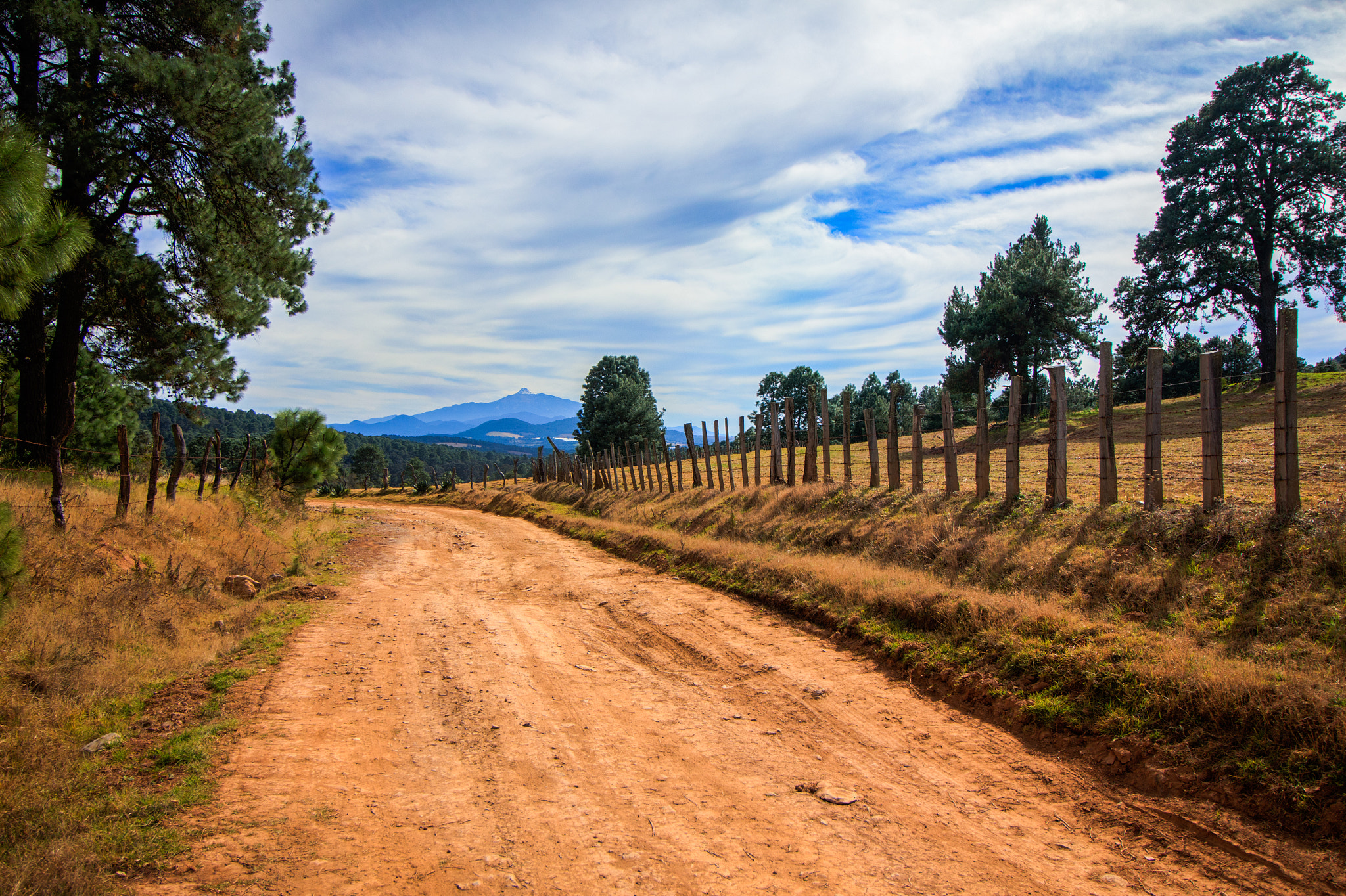 Canon EF-S 10-18mm F4.5–5.6 IS STM sample photo. Camino rural photography
