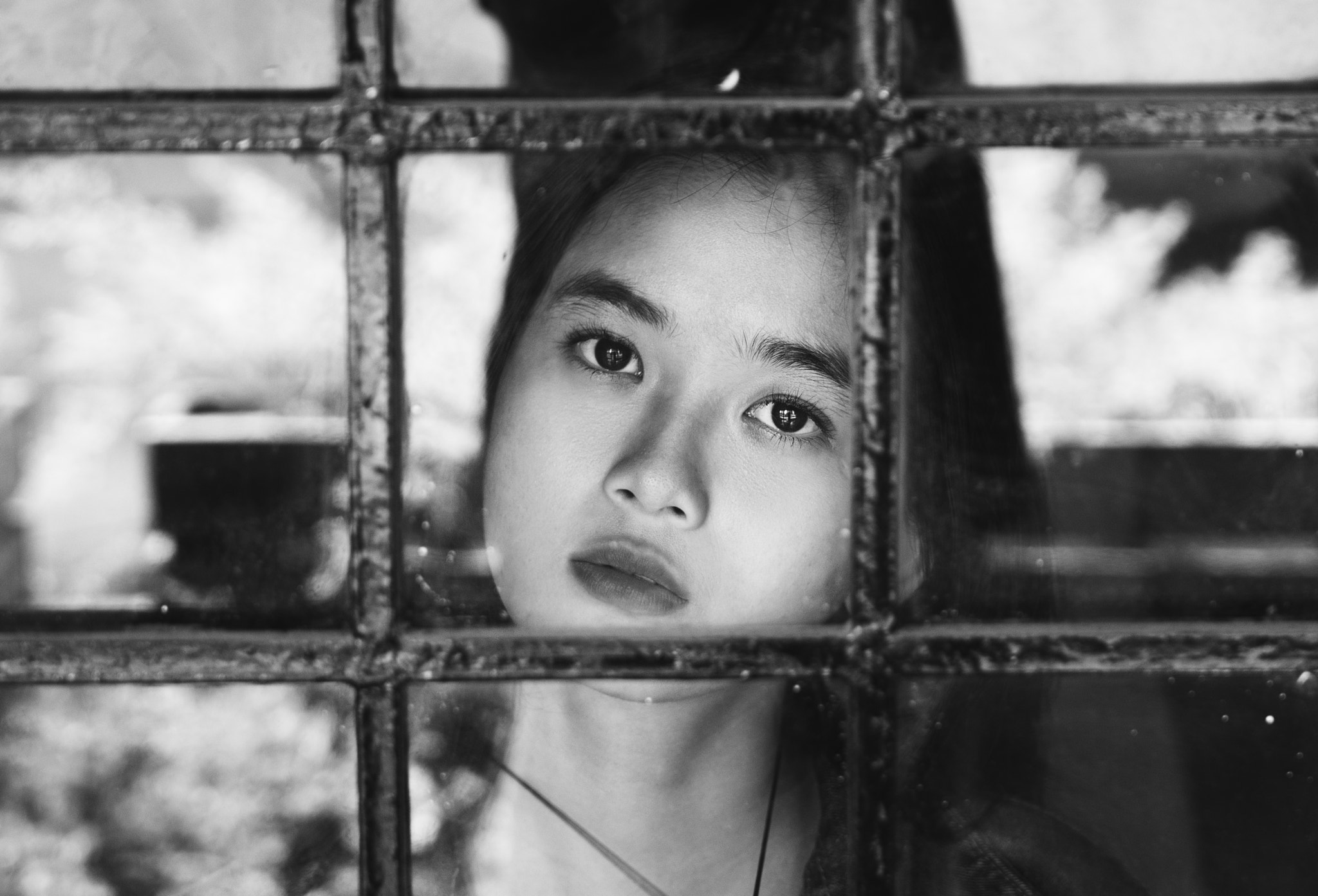 Tamron AF 28-75mm F2.8 XR Di LD Aspherical (IF) sample photo. Girl behind window photography