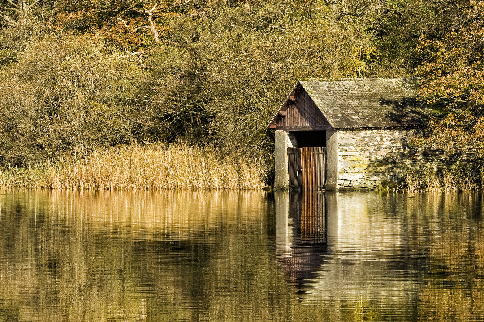 Canon EOS-1D Mark II + Canon EF 100-400mm F4.5-5.6L IS USM sample photo. Boat house on rydal water photography