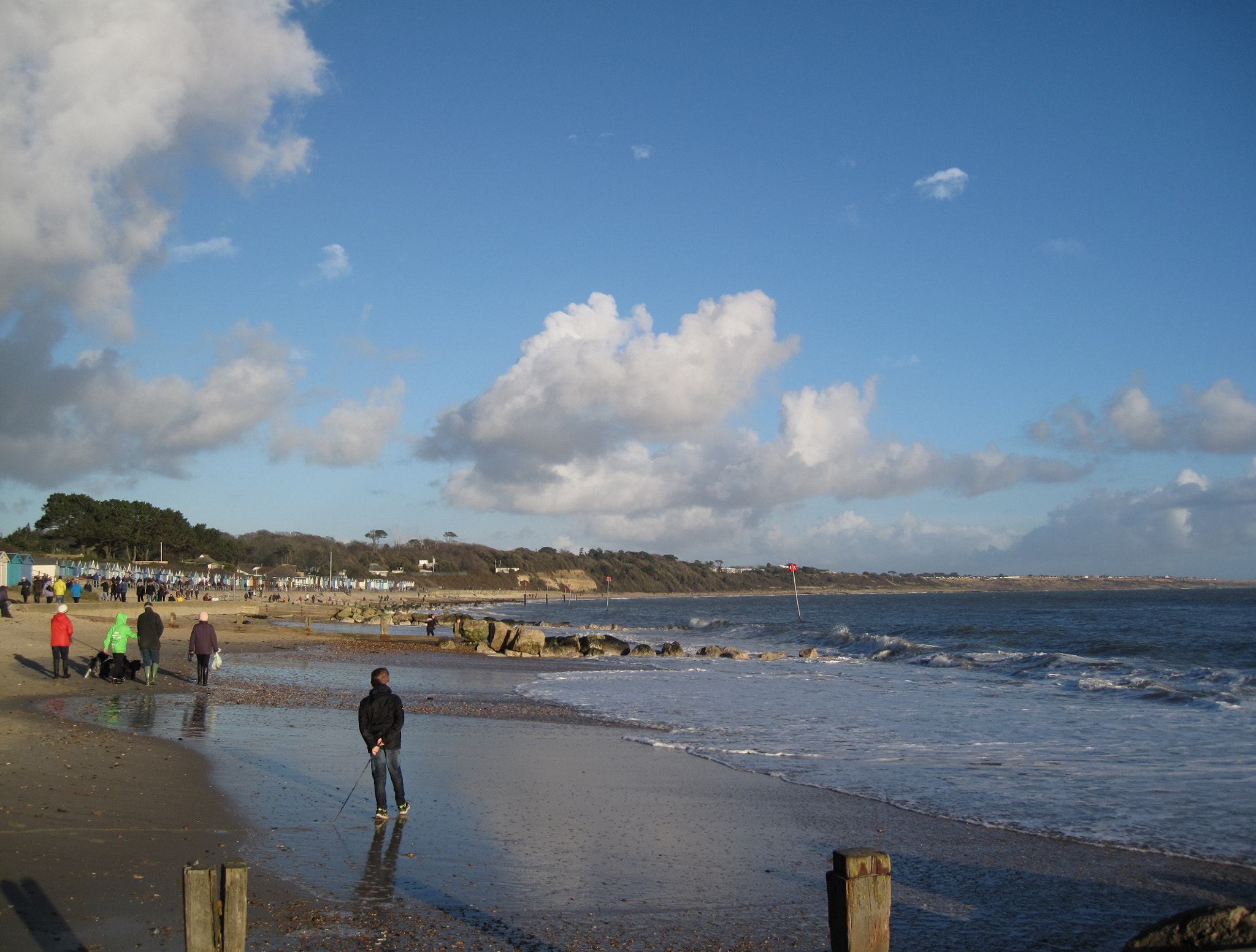 Canon PowerShot SD990 IS (Digital IXUS 980 IS / IXY Digital 3000 IS) sample photo. Winter beach walking photography