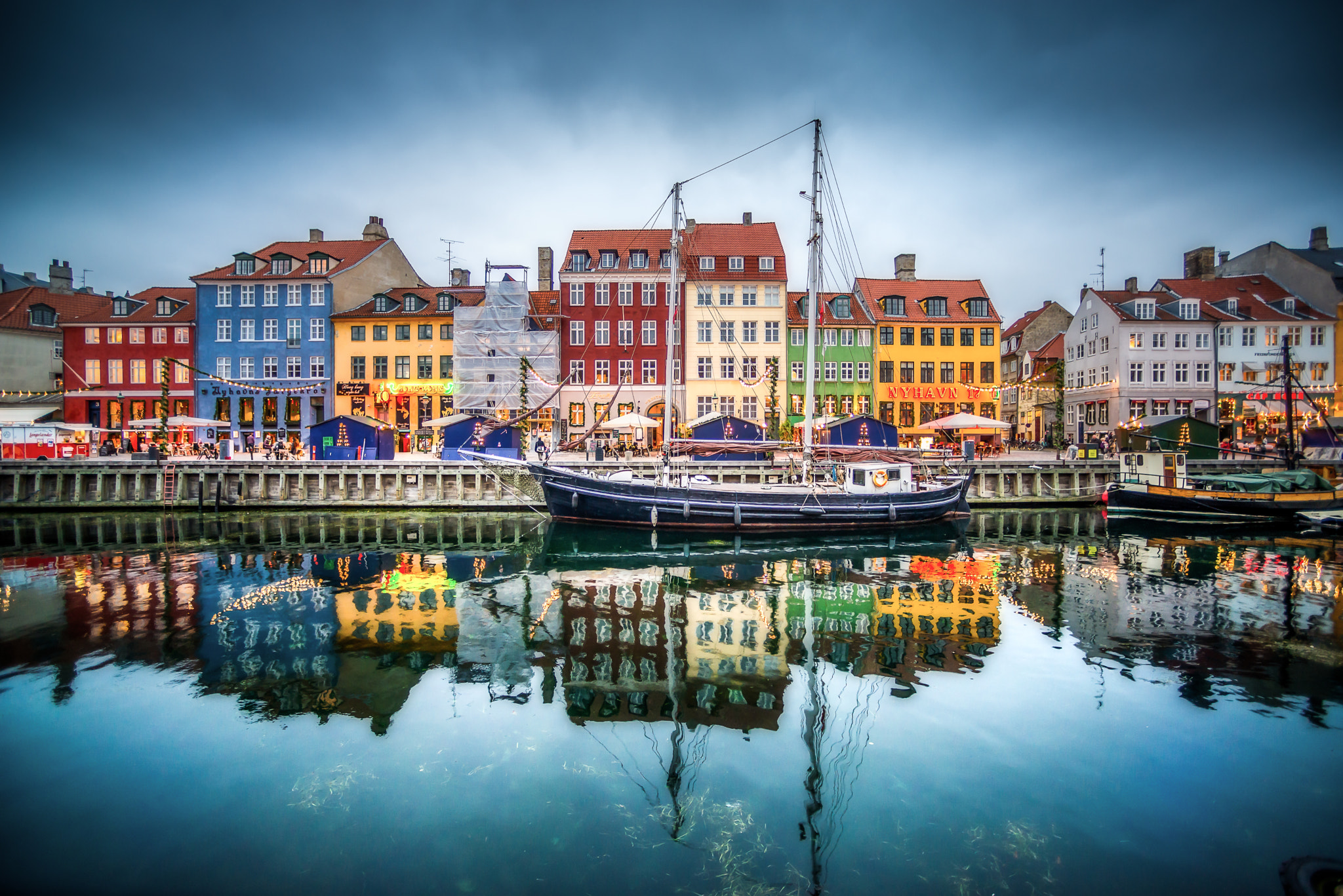 Nikon D600 + Nikon AF Nikkor 14mm F2.8D ED sample photo. Reflections of nyhavn photography