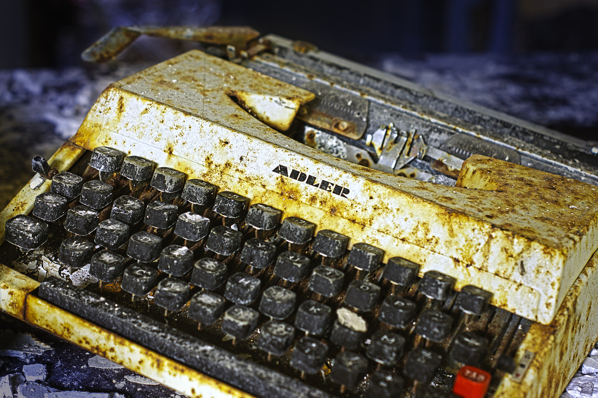 Sony Alpha DSLR-A550 + Sony DT 50mm F1.8 SAM sample photo. Old typing machine photography