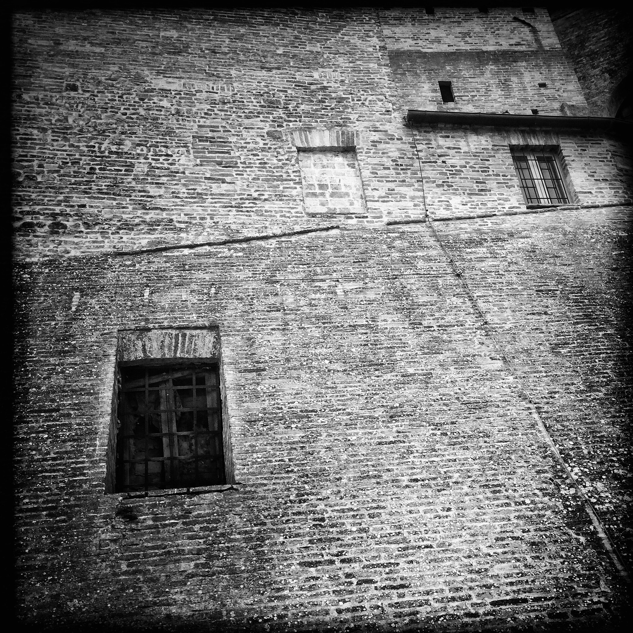 Hipstamatic 305 sample photo. Walls and windows #2 photography