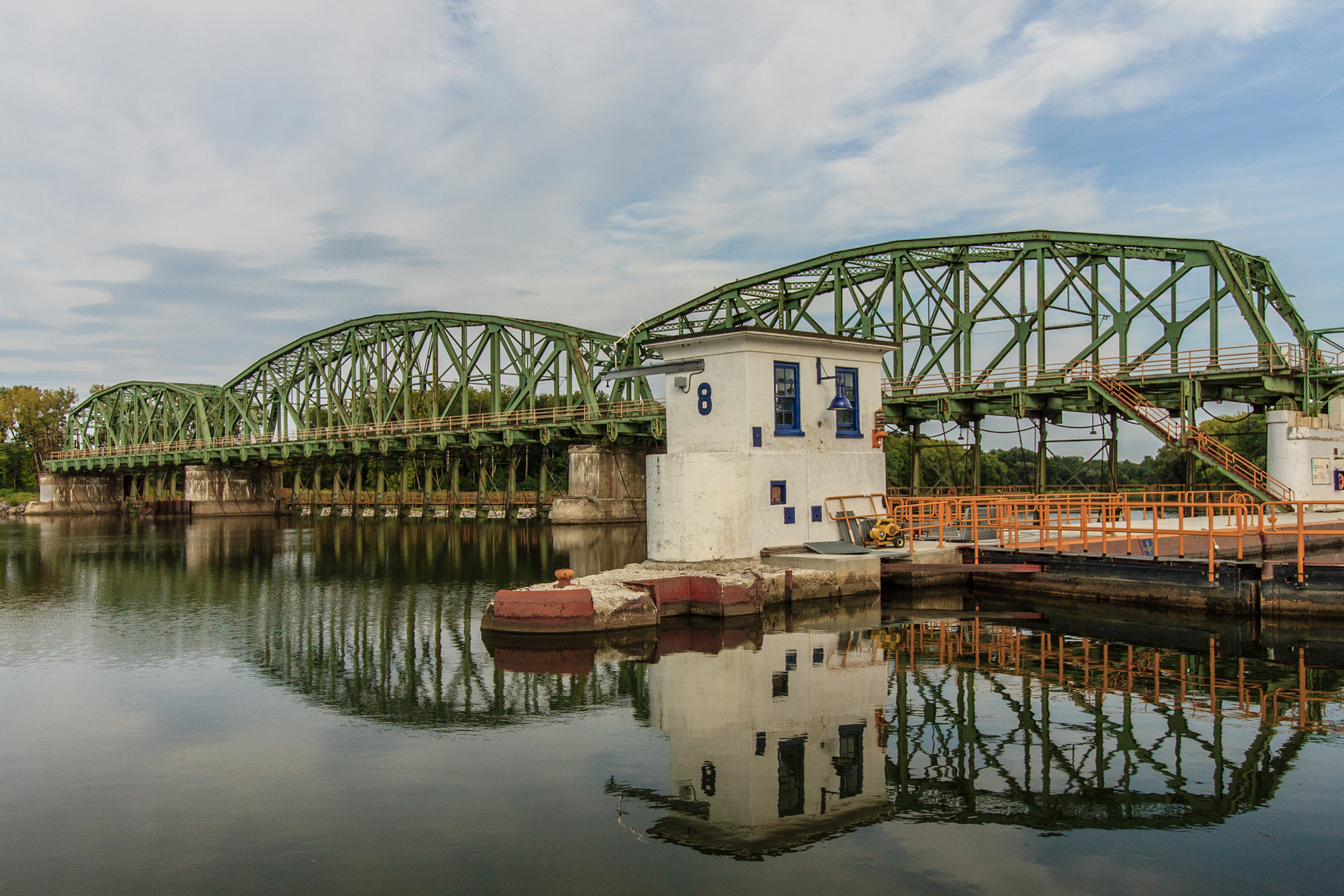 Canon EF-S 10-18mm F4.5–5.6 IS STM sample photo. Lock 8 reflection photography
