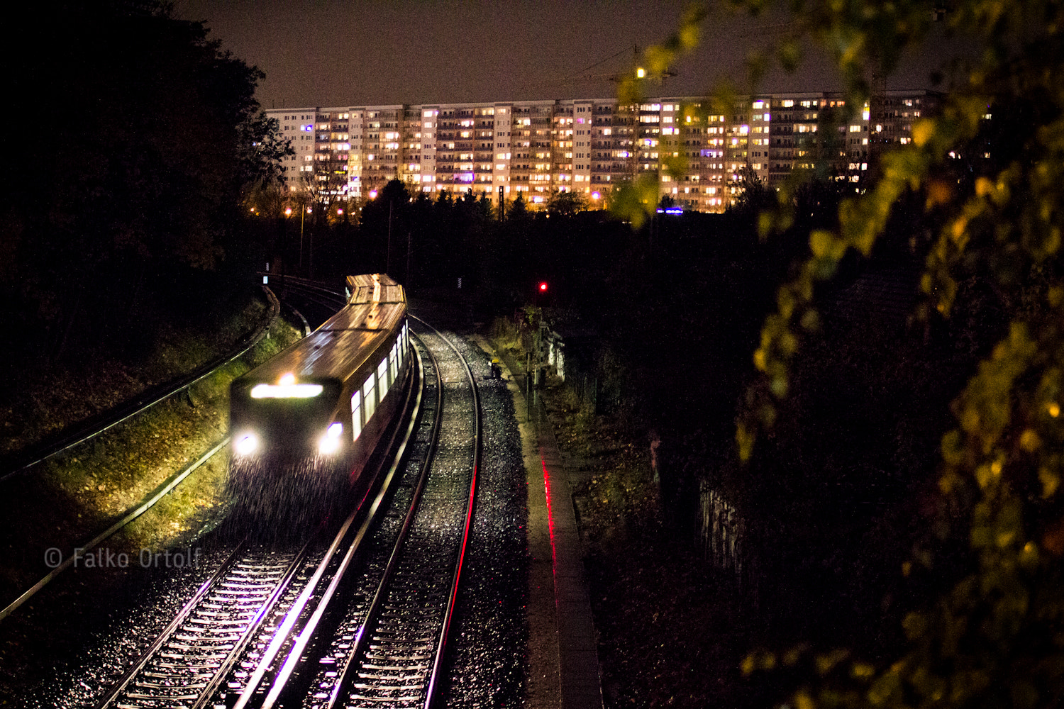 Canon EOS 600D (Rebel EOS T3i / EOS Kiss X5) + Canon EF 35mm F2 sample photo. Train at night photography
