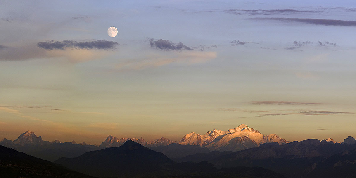 Canon EF 70-200mm F2.8L IS USM sample photo. Moonrise and sunset light photography