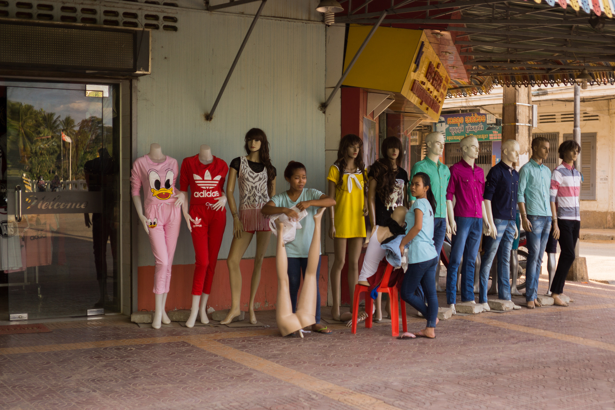 Sony Alpha NEX-7 + E 32mm F1.8 sample photo. Mannequins photography