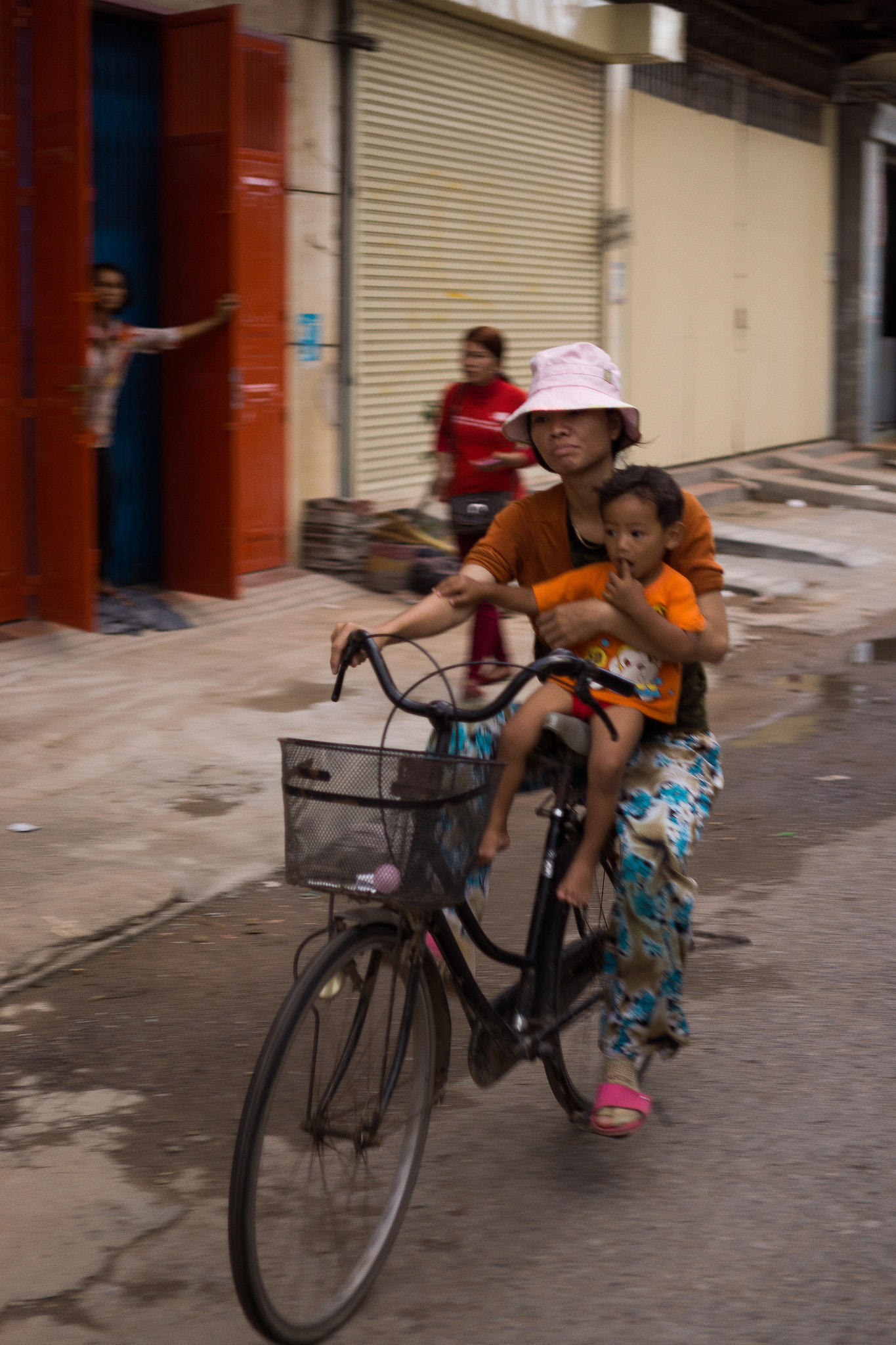 Sony Alpha NEX-7 + E 32mm F1.8 sample photo. Mother and son photography