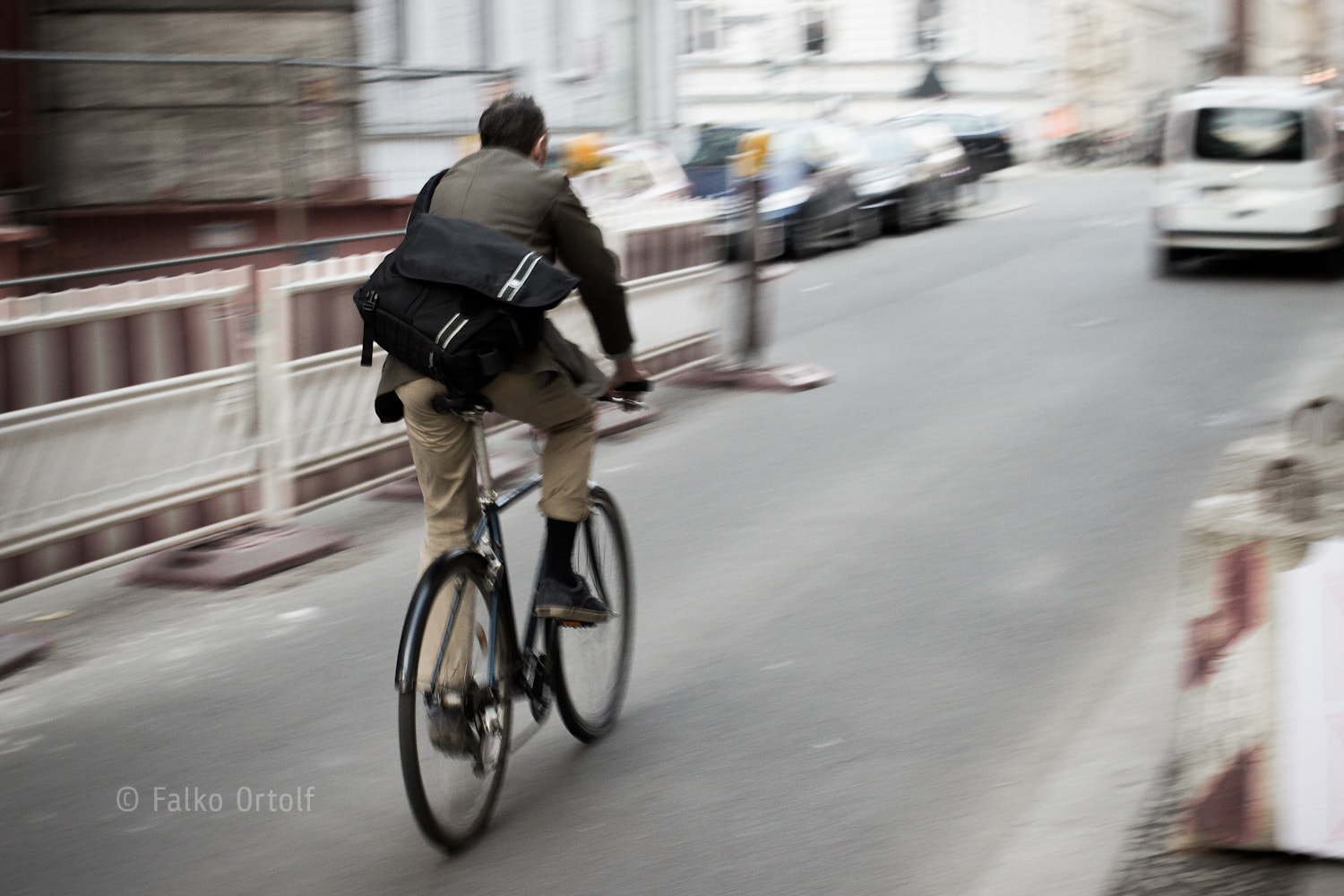Canon EOS 600D (Rebel EOS T3i / EOS Kiss X5) + Canon EF 35mm F2 sample photo. Bicyle rider photography