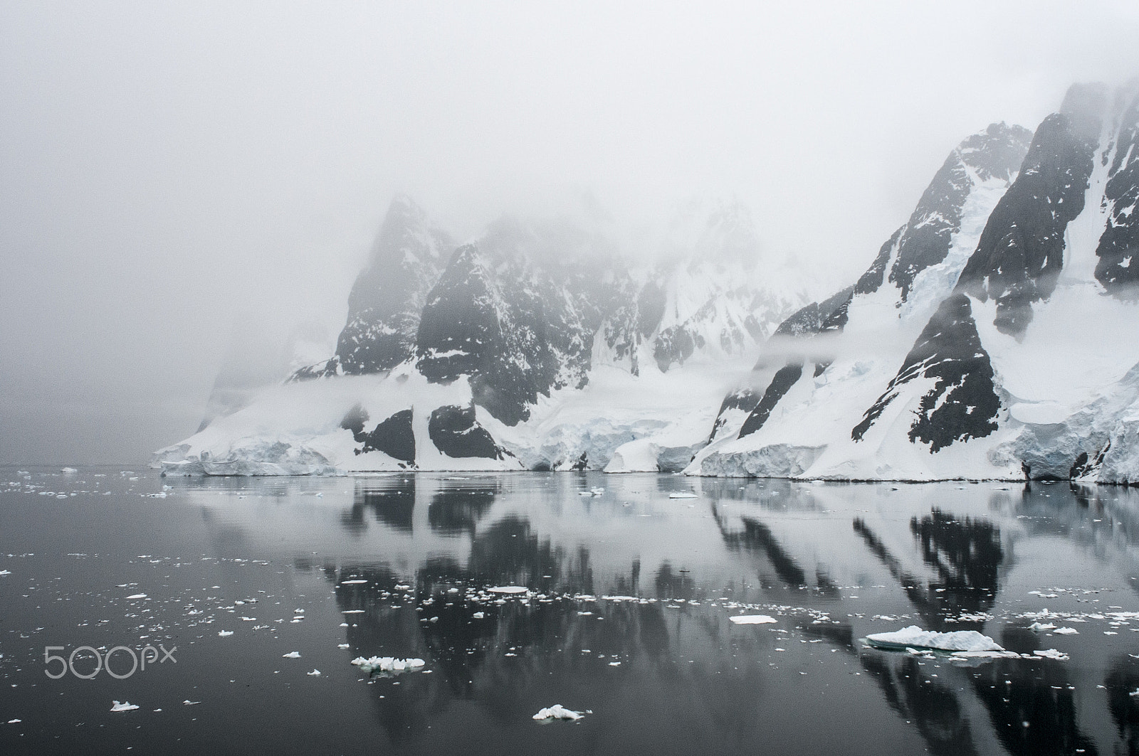 Nikon D300S + Nikon AF Nikkor 24mm F2.8D sample photo. Antarctic mist photography