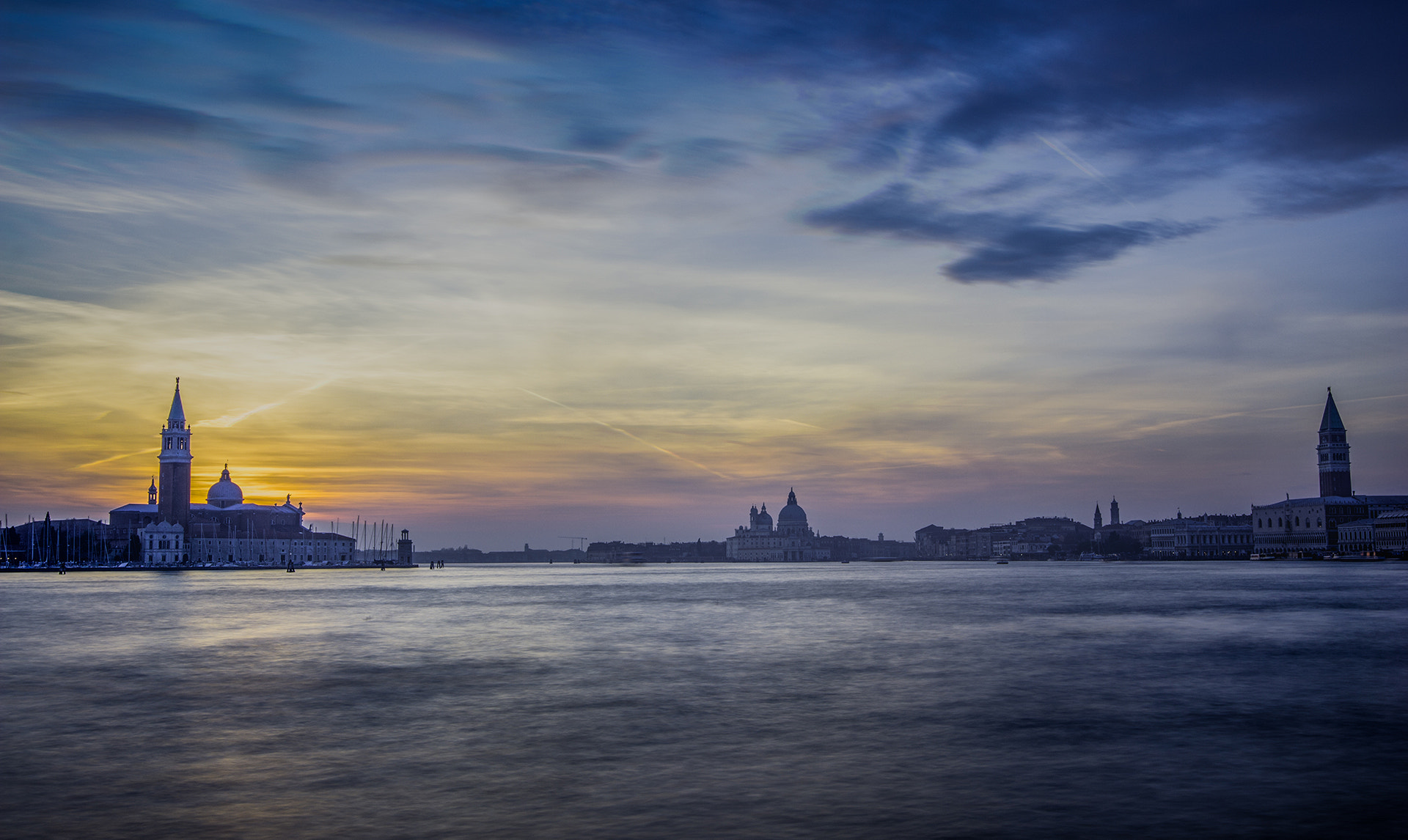 Canon EOS 600D (Rebel EOS T3i / EOS Kiss X5) + Canon EF 16-35mm F4L IS USM sample photo. Venice sunset photography