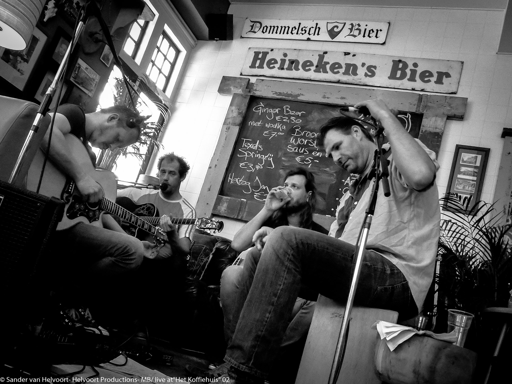 CASIO EX-ZR200 sample photo. Mb live at het koffiehuis photography