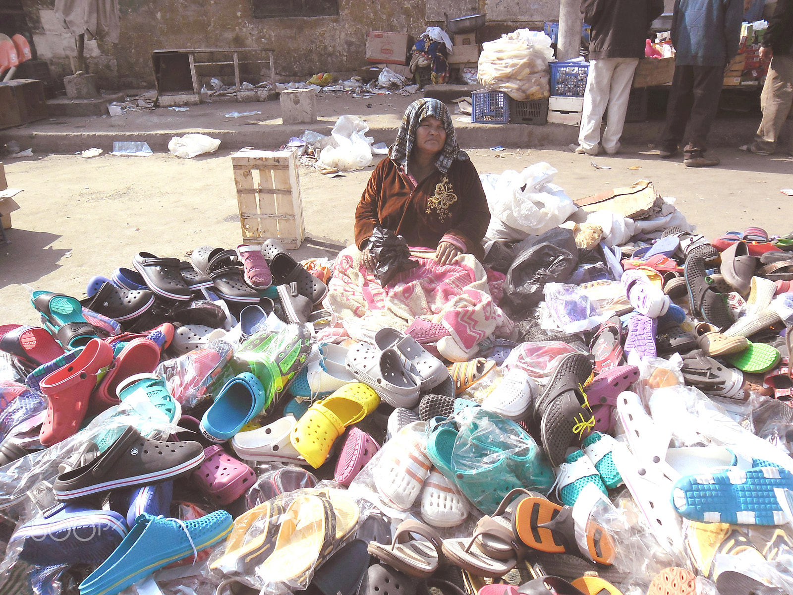 Samsung ES80/ ES81 sample photo. Saleswoman slippers photography