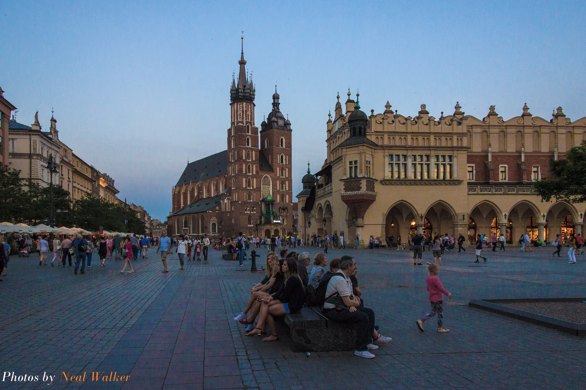 Canon EF-S 17-85mm F4-5.6 IS USM sample photo. Sunset in the central square of krakow photography