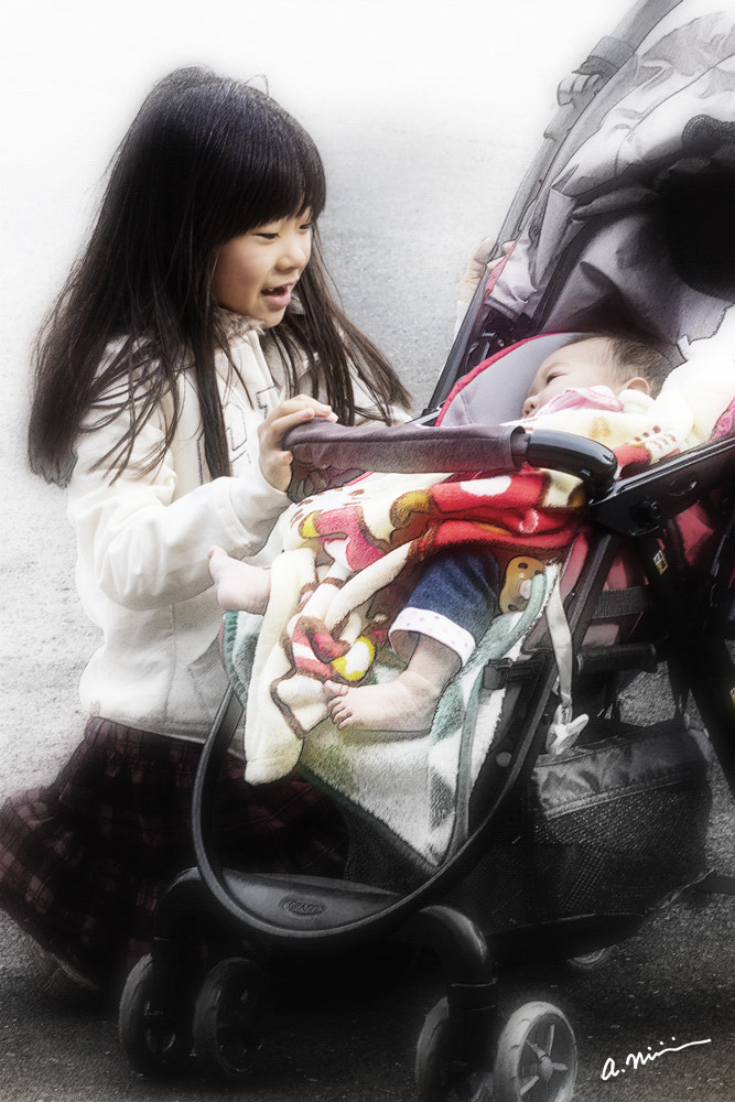 Canon EOS M3 + Canon EF 50mm F1.8 II sample photo. Older sister photography