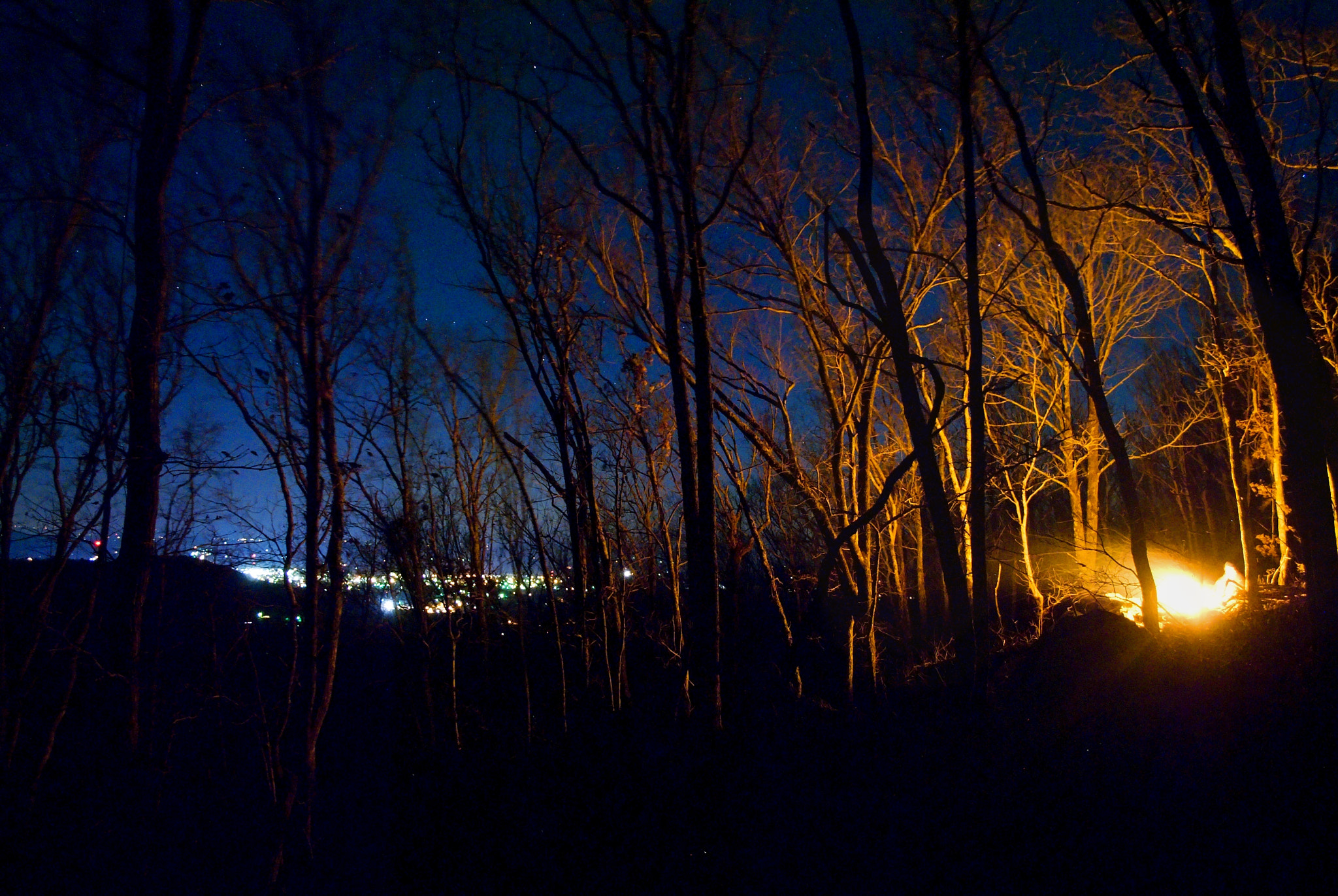 18.00 - 55.00 mm f/3.5 - 5.6 sample photo. Campfire over the city photography