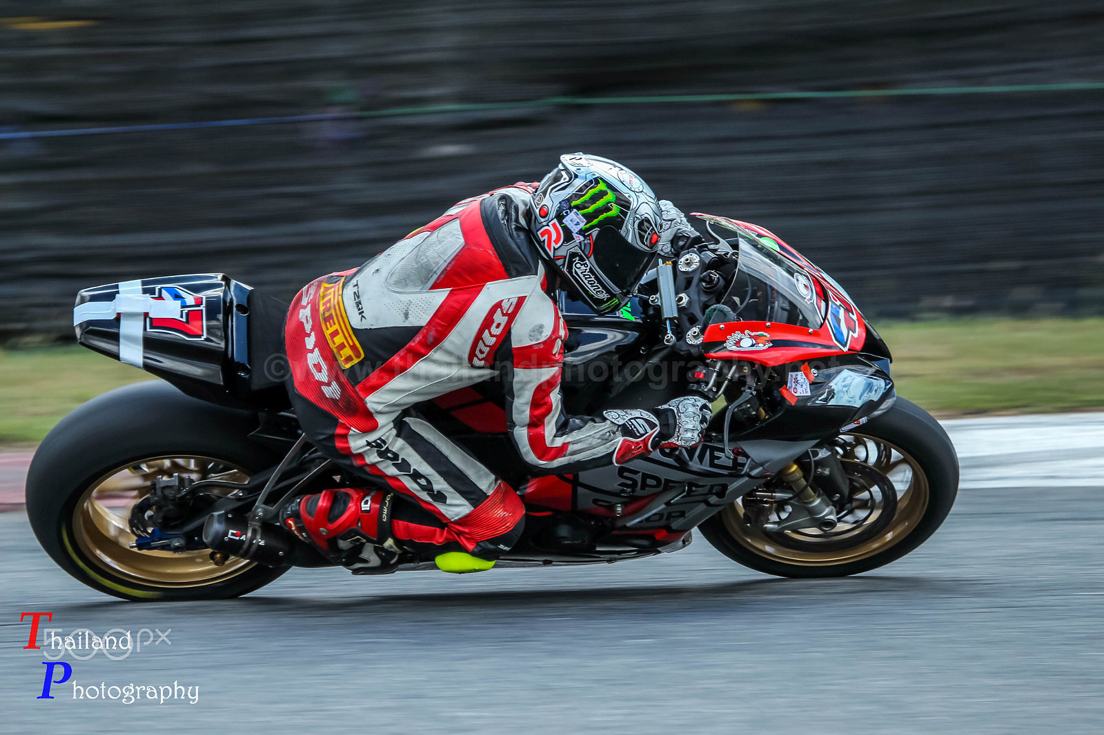 Canon EOS 700D (EOS Rebel T5i / EOS Kiss X7i) + Canon EF 100-400mm F4.5-5.6L IS USM sample photo. Motorbike racing photography