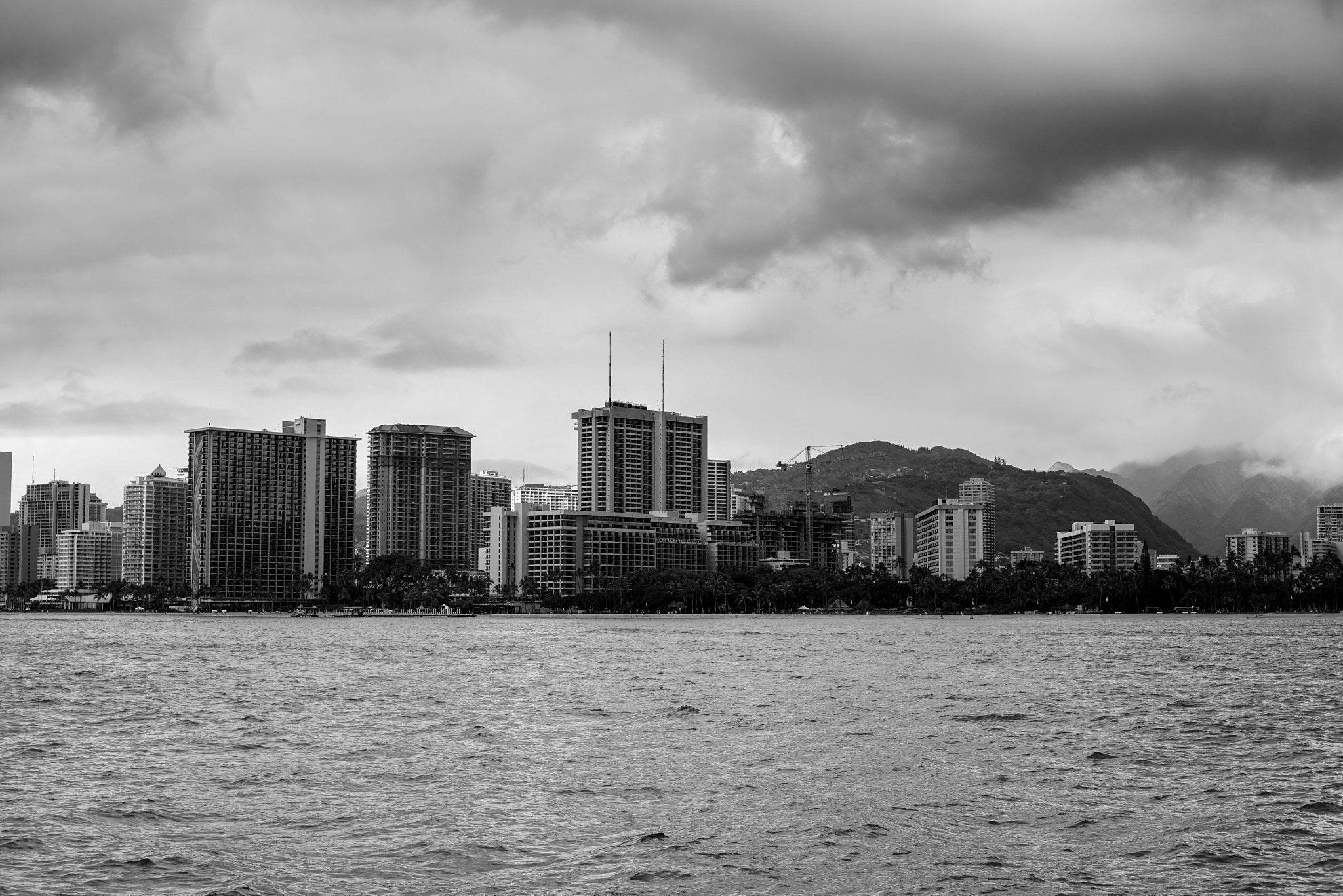 50mm F1.8 II sample photo. B&w skyline from honolulu photography