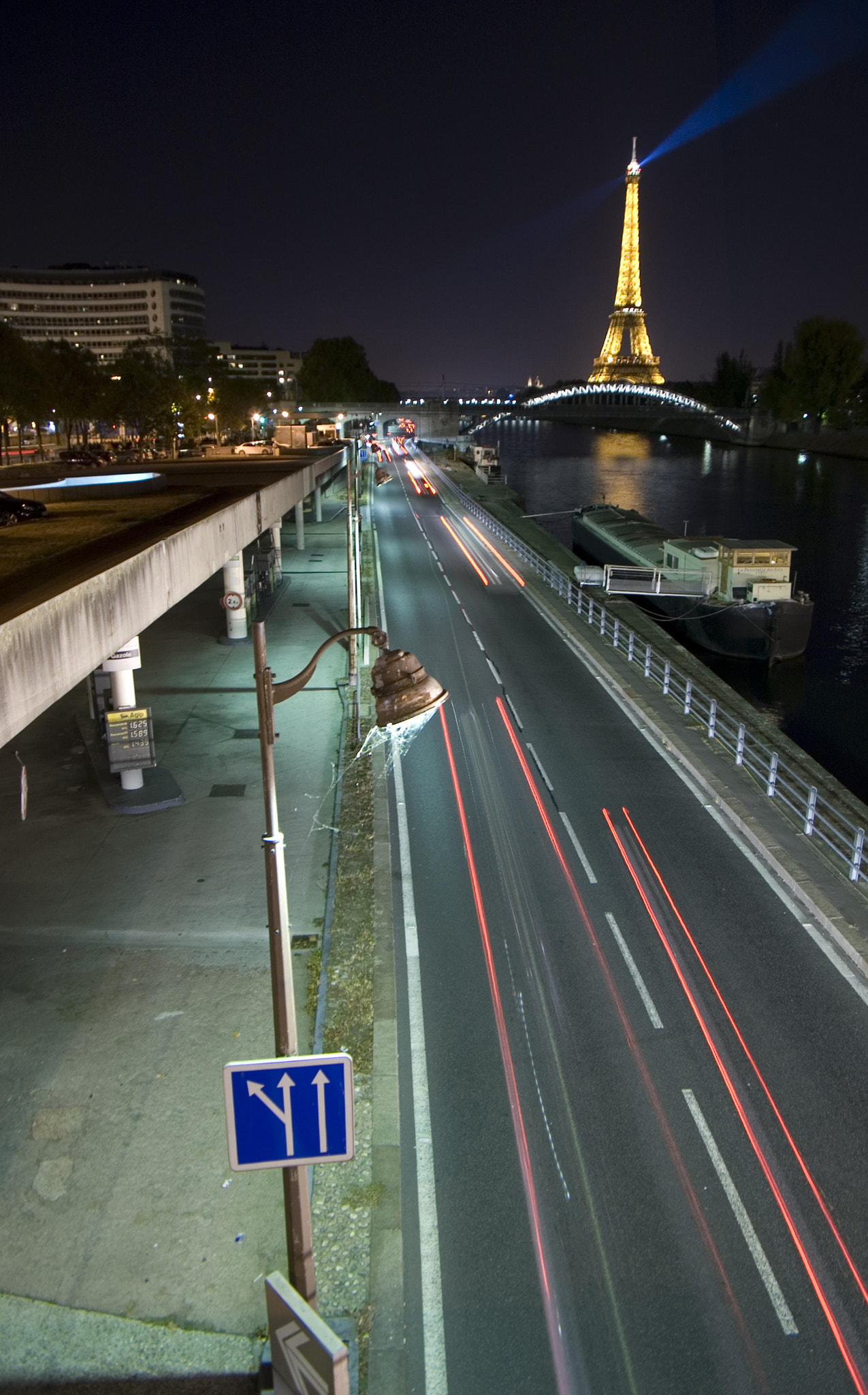 Pentax K100D + Pentax smc DA 16-45mm F4 ED AL sample photo. Night road photography