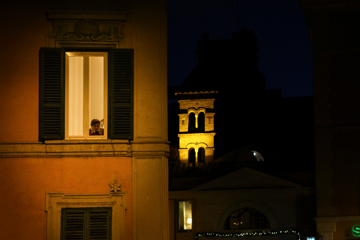 Canon EOS 1100D (EOS Rebel T3 / EOS Kiss X50) + Sigma 24-70mm F2.8 EX DG Macro sample photo. Street roma trastevere photography