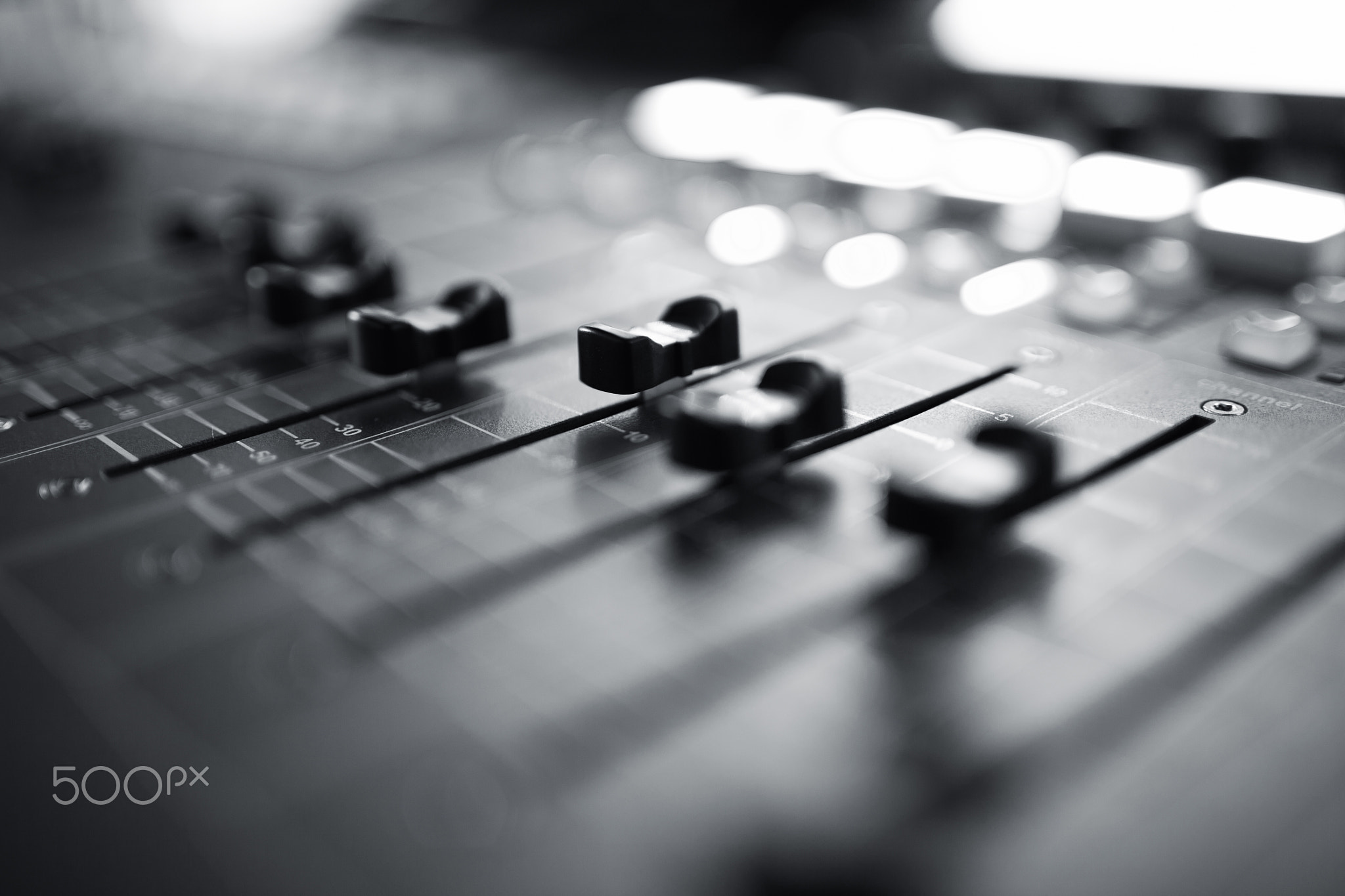 audio mixing console