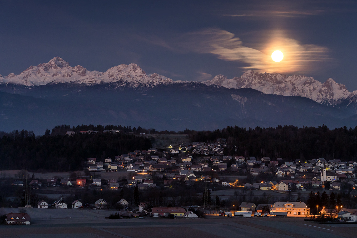 Panasonic Lumix G X Vario 35-100mm F2.8 OIS sample photo. Moon cames down photography