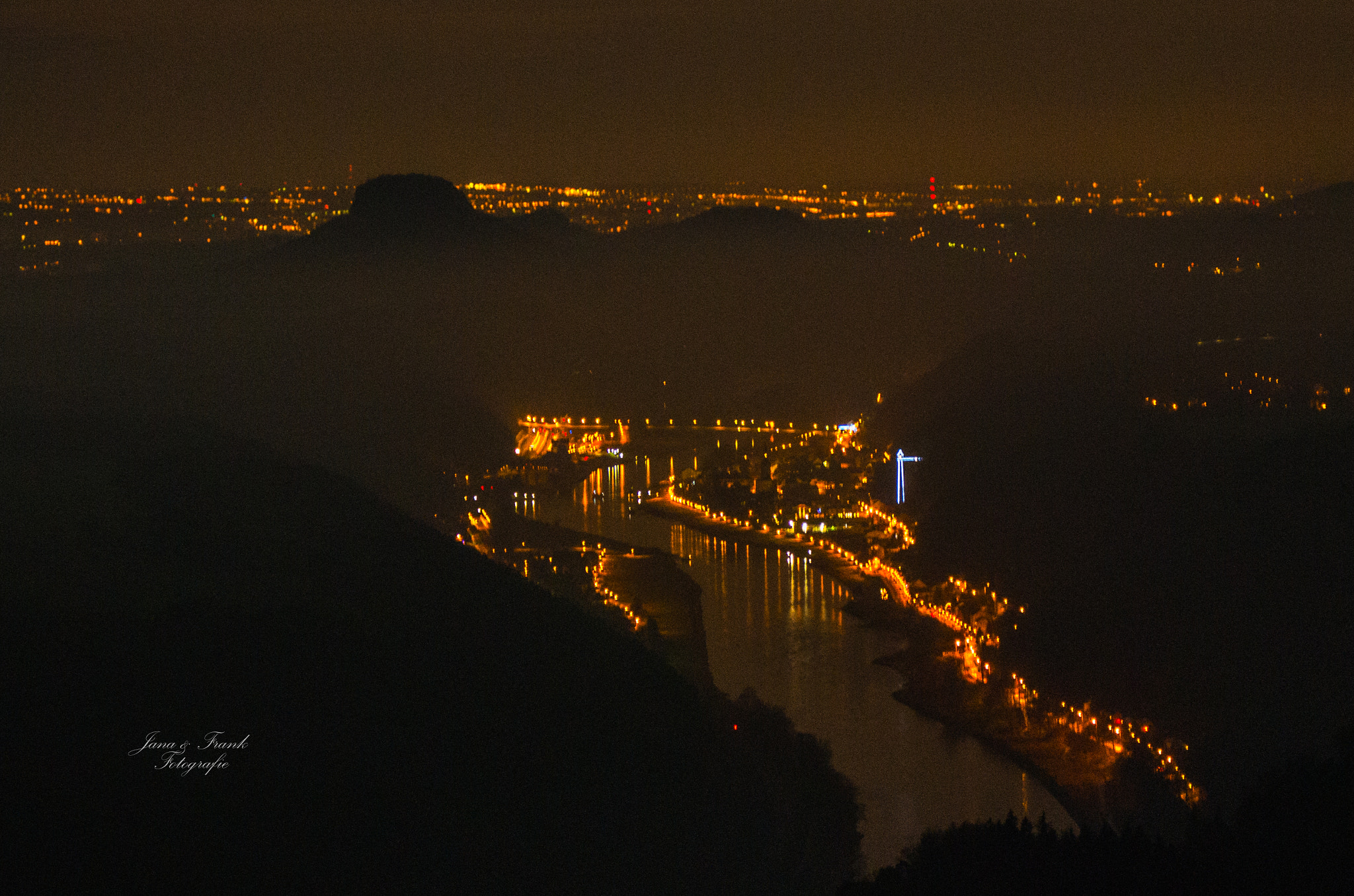 Pentax K-5 IIs + Sigma 70-200mm F2.8 EX DG OS HSM sample photo. Night over the valley photography