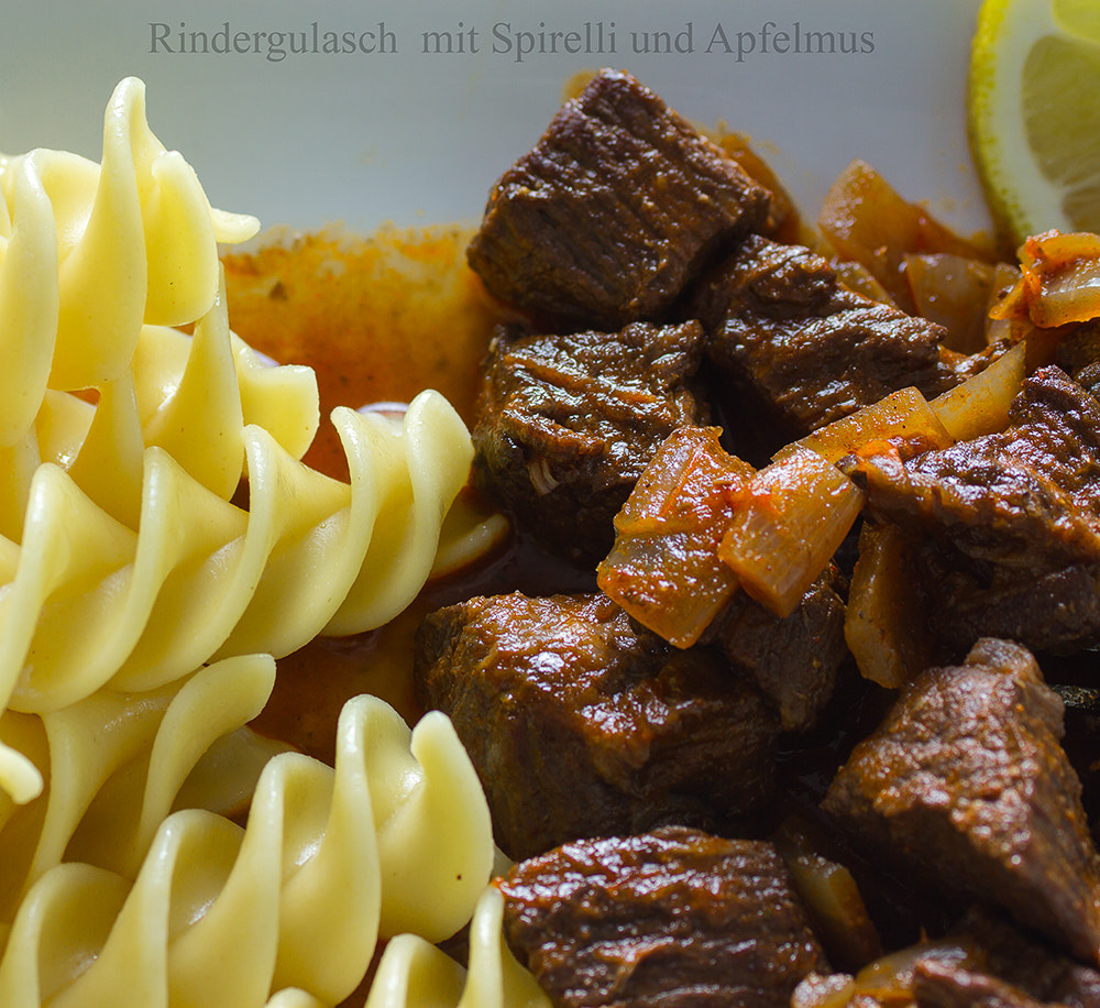 Canon EOS 7D + Sigma 50mm f/2.8 EX sample photo. Rindergulasch  mit spirelli und apfelmus photography